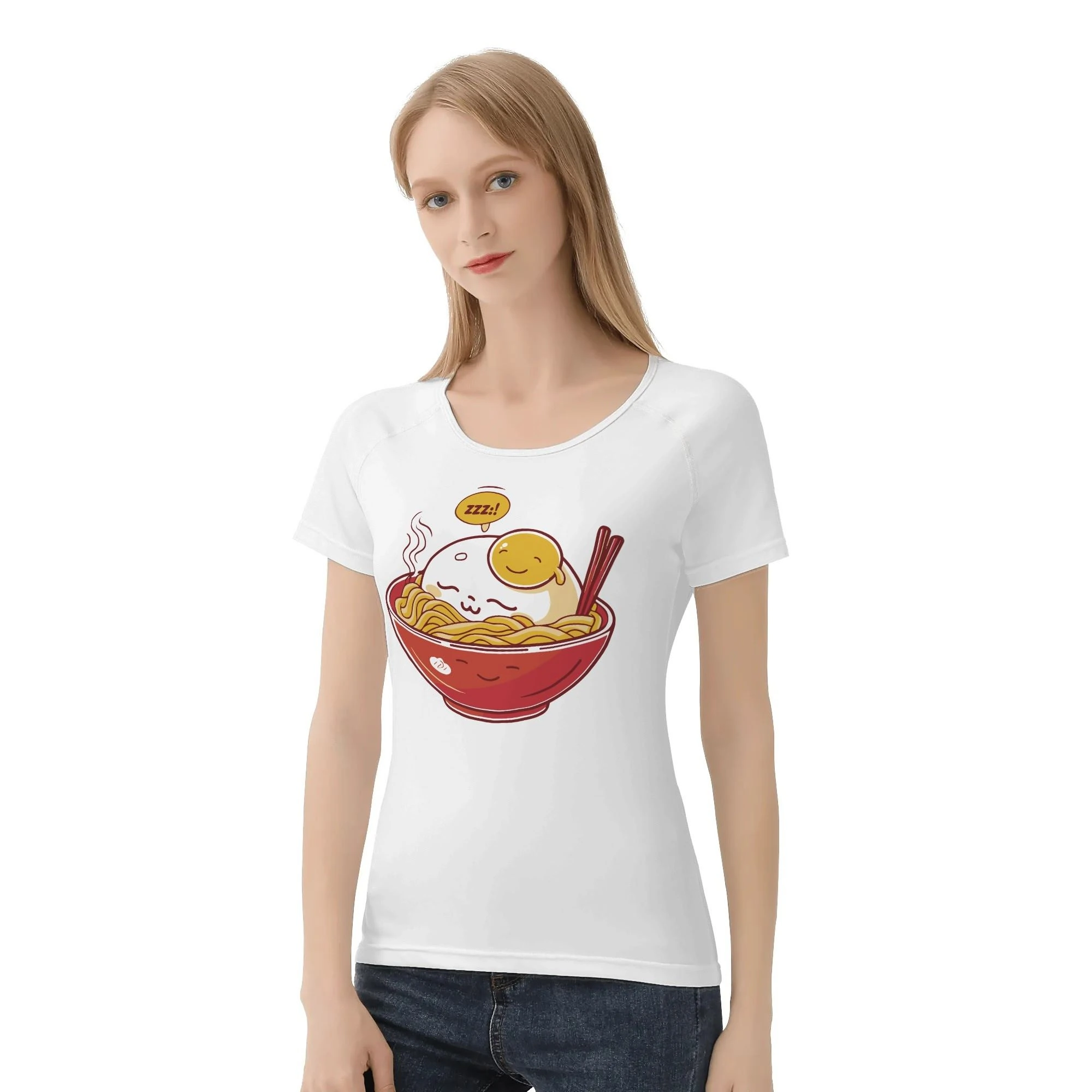 Modelo con camiseta blanca “Ramen Nap”, plano frontal mostrando el bol de ramen kawaii.