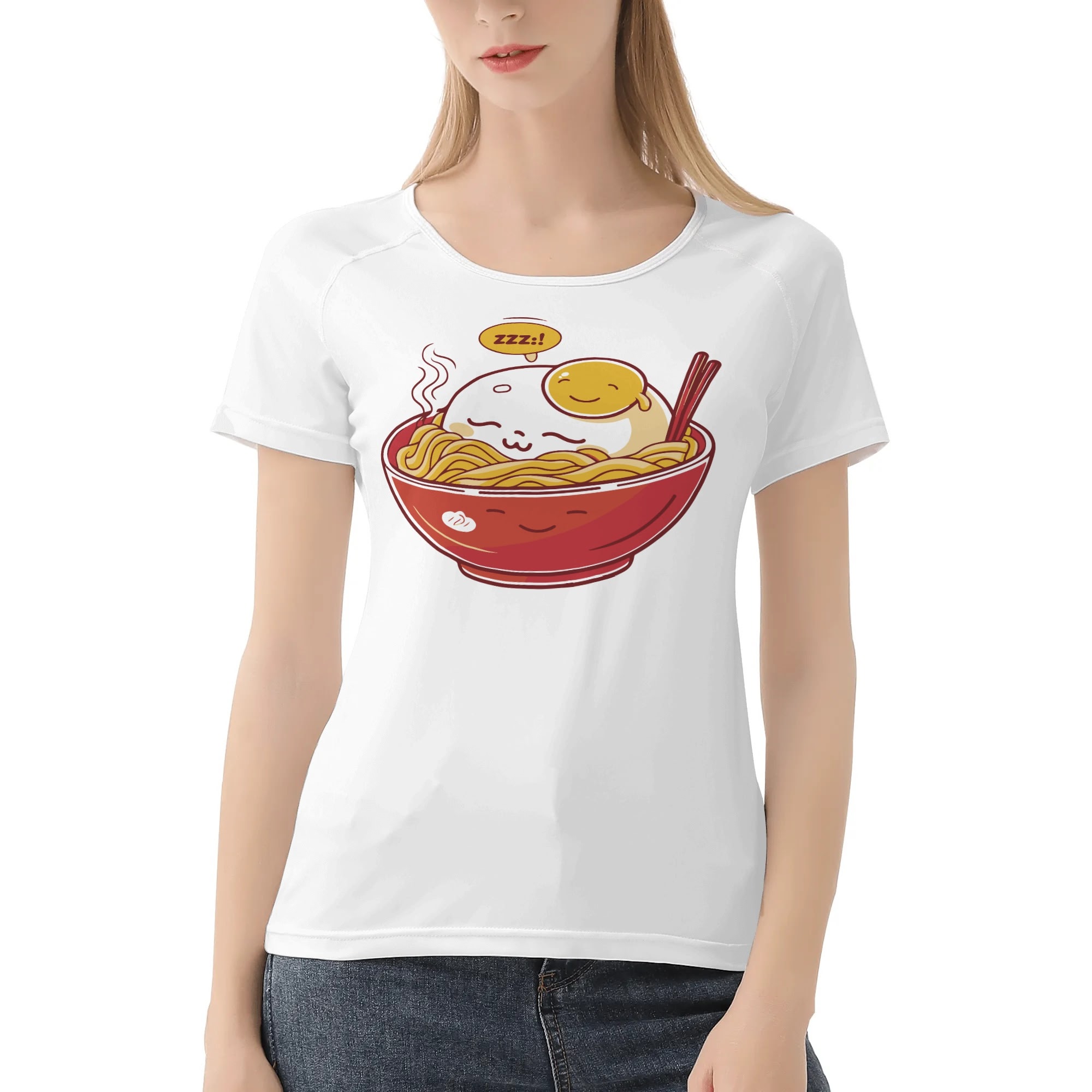 Modelo con camiseta blanca “Ramen Nap”, plano frontal mostrando el bol de ramen kawaii.