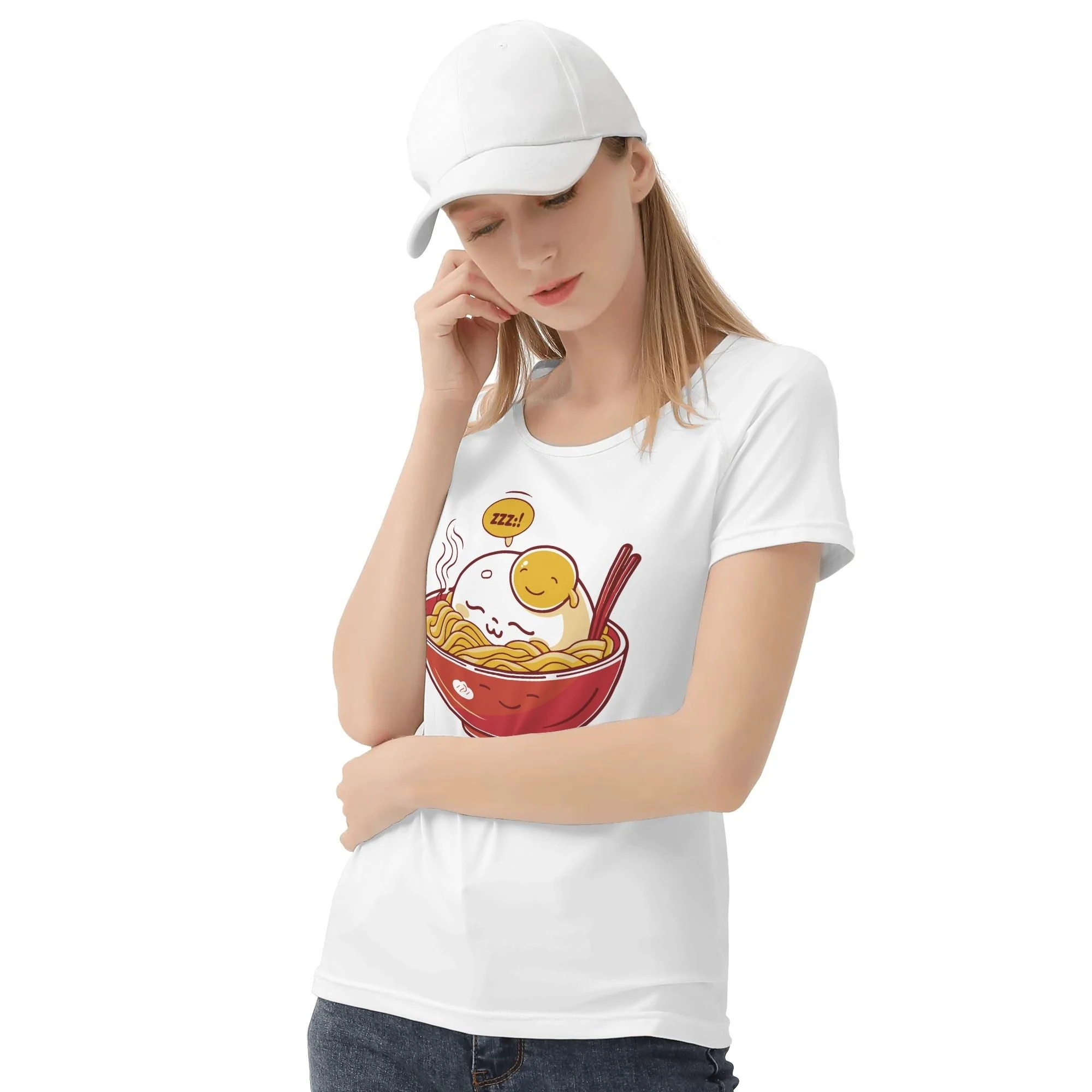 Modelo con camiseta blanca “Ramen Nap”, plano frontal mostrando el bol de ramen kawaii.