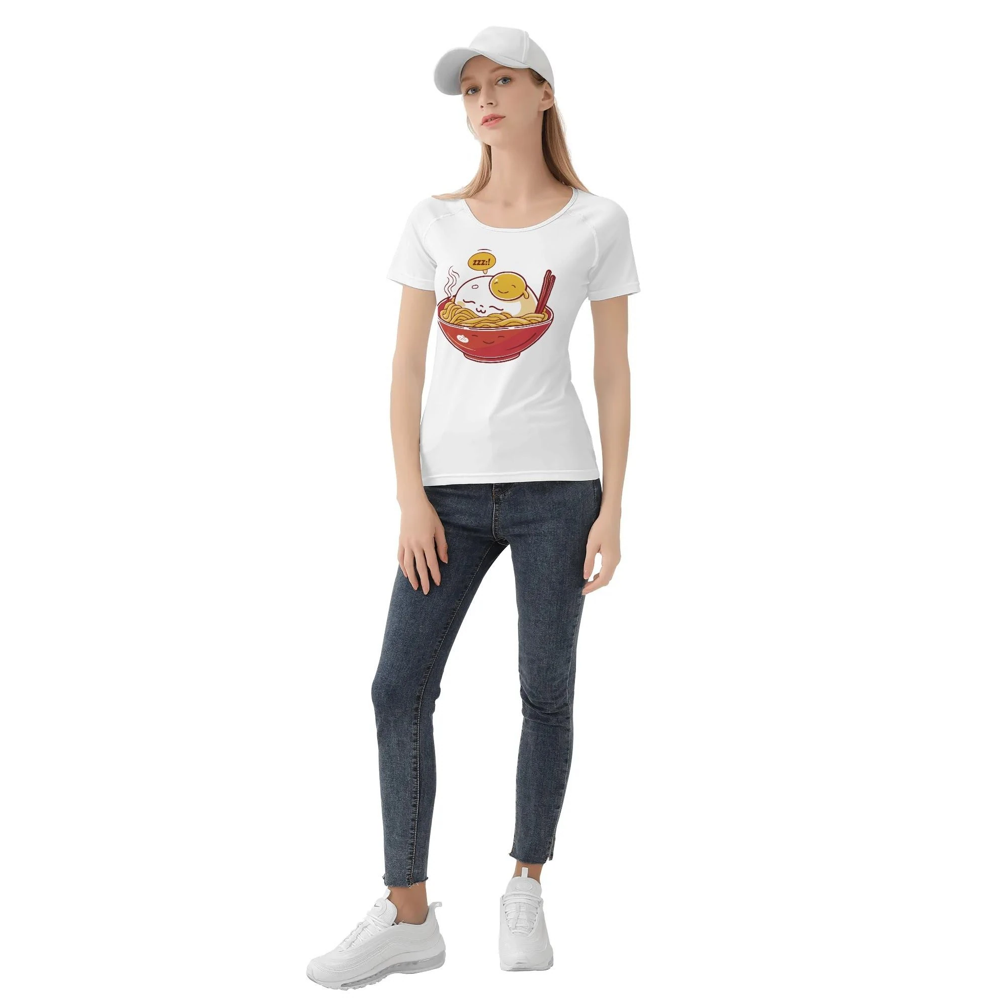 Modelo con camiseta blanca “Ramen Nap”, plano frontal mostrando el bol de ramen kawaii.