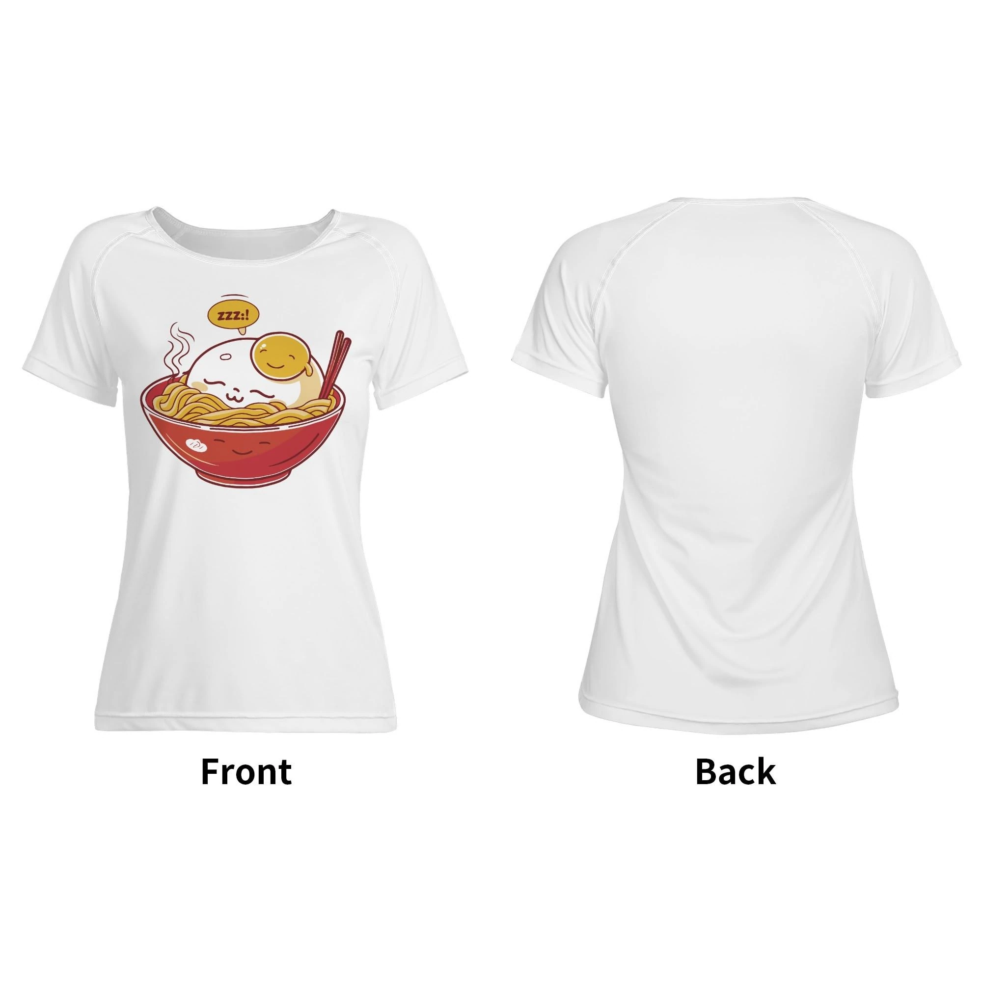 Modelo con camiseta blanca “Ramen Nap”, plano frontal mostrando el bol de ramen kawaii.