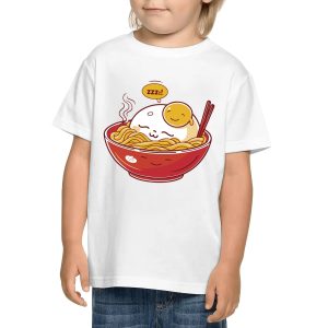 Niño con camiseta blanca “Ramen Nap” mostrando diseño frontal; imagen posterior con diseño trasero visible.