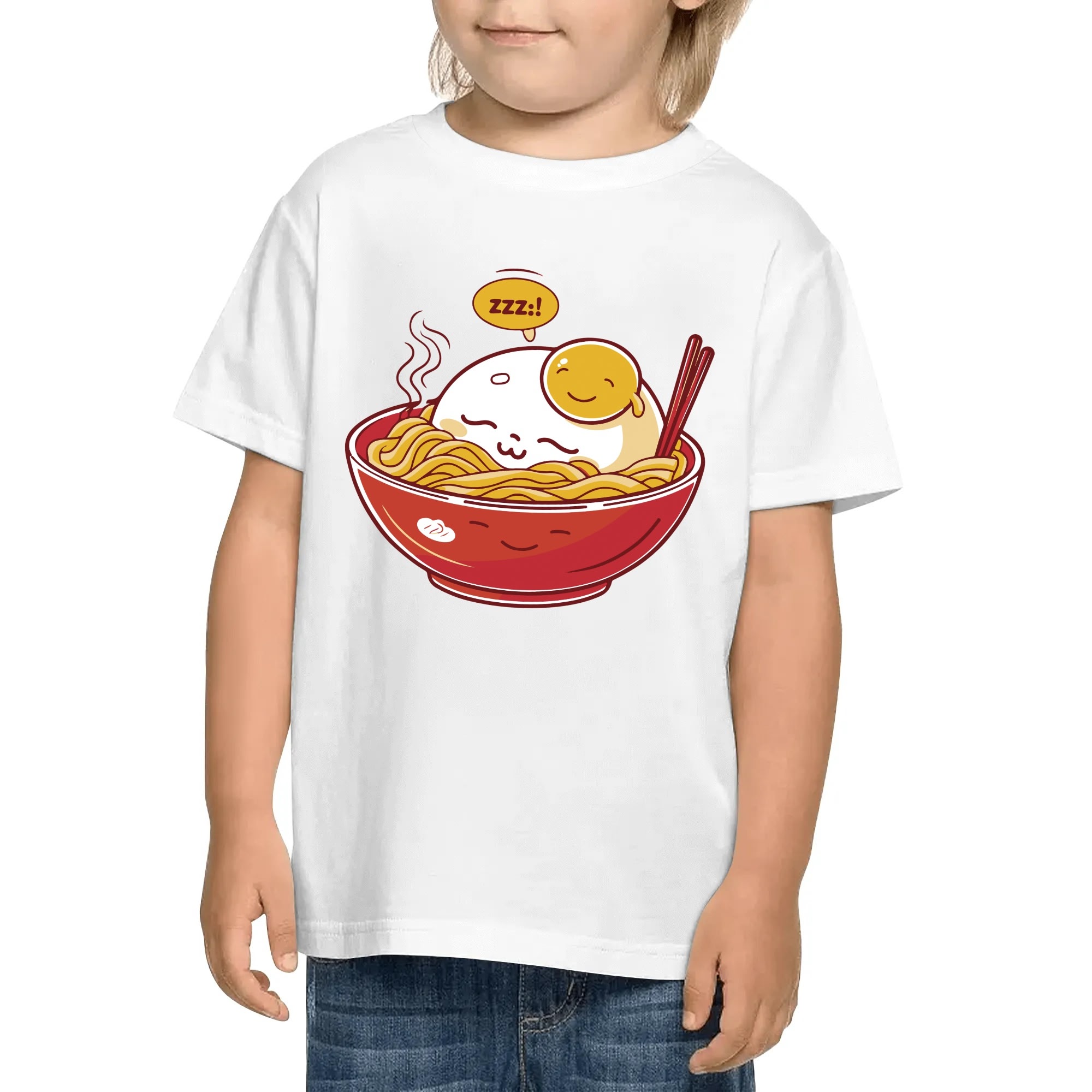 Niño con camiseta blanca “Ramen Nap” mostrando diseño frontal; imagen posterior con diseño trasero visible.