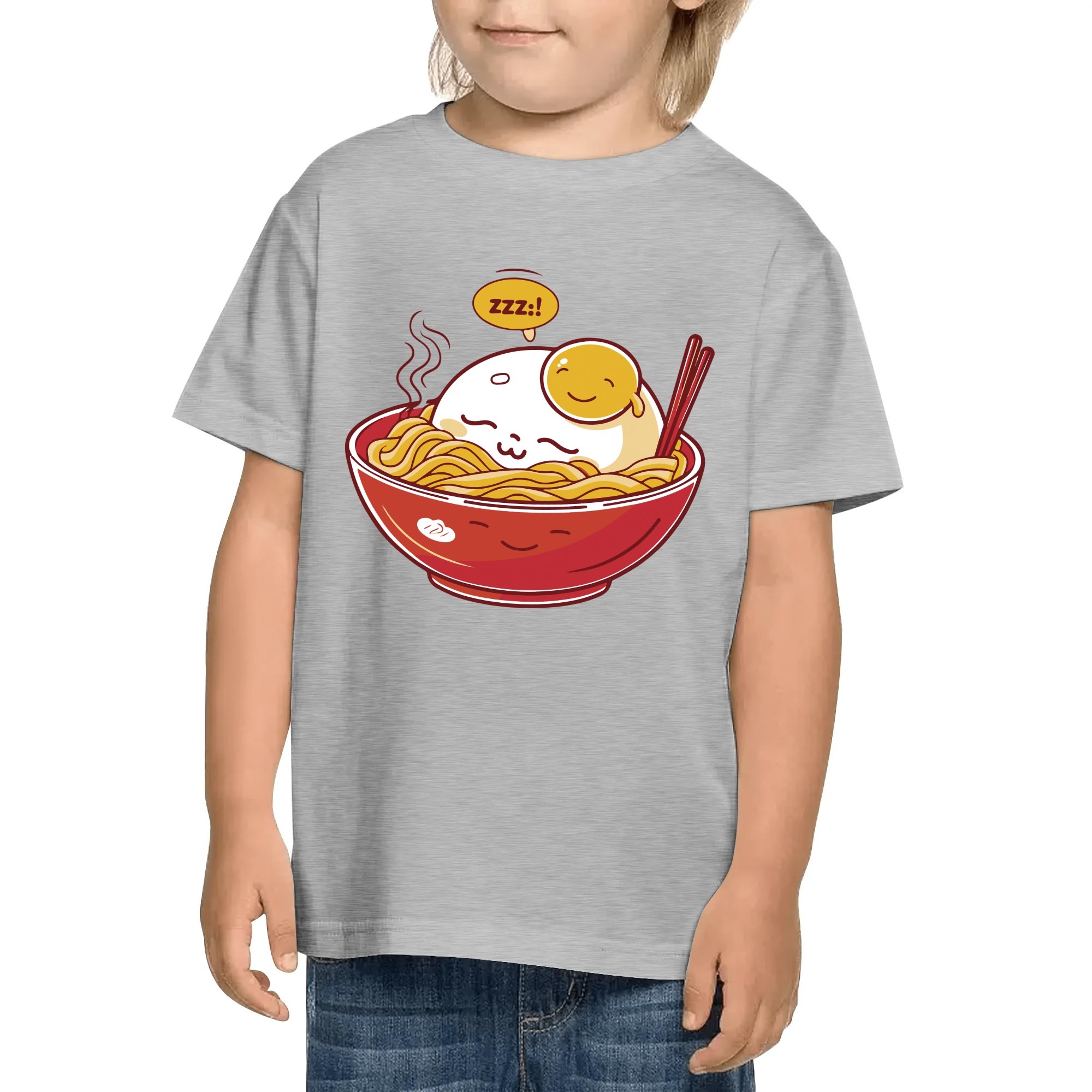 Niño con camiseta blanca “Ramen Nap” mostrando diseño frontal; imagen posterior con diseño trasero visible.