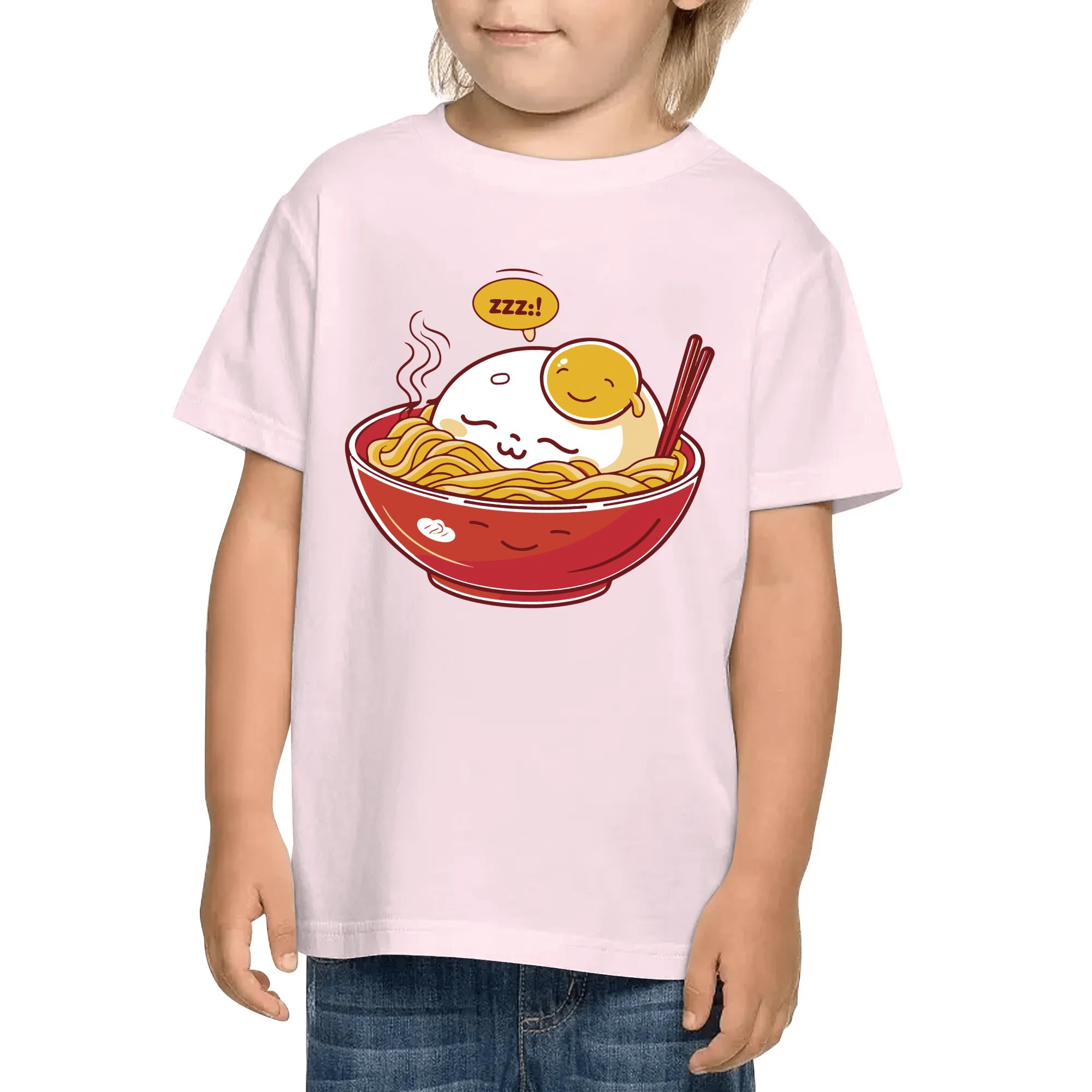 Niño con camiseta blanca “Ramen Nap” mostrando diseño frontal; imagen posterior con diseño trasero visible.