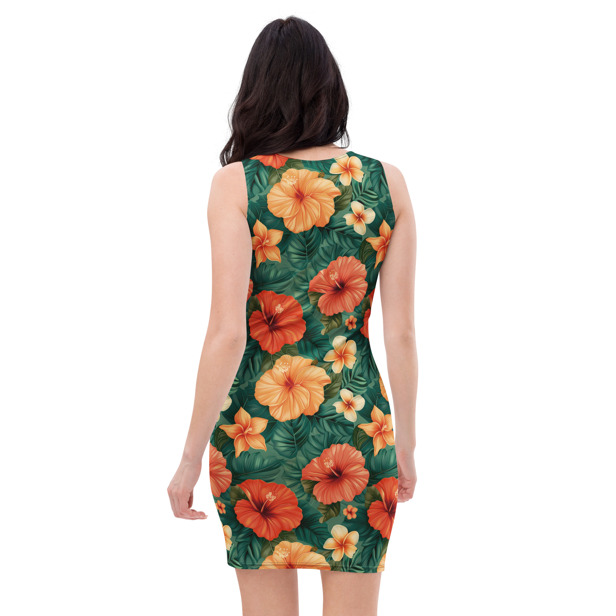 Mujer con vestido ajustado floral con hibiscos rojos, naranjas y amarillos sobre fondo verde – colección Tropic – Heat.