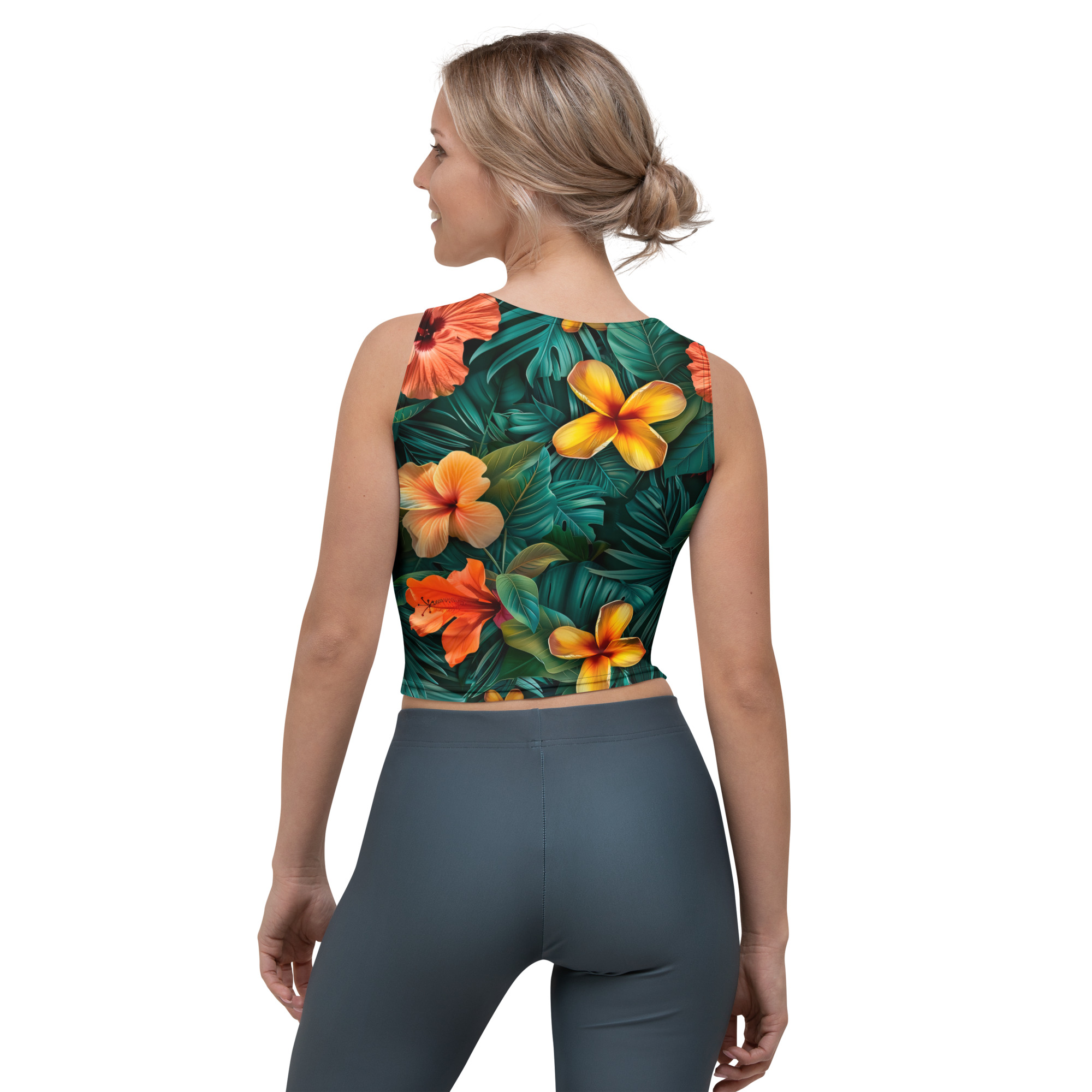 Mujer con camiseta corta Tropic – Heat de estampado floral tropical vibrante.