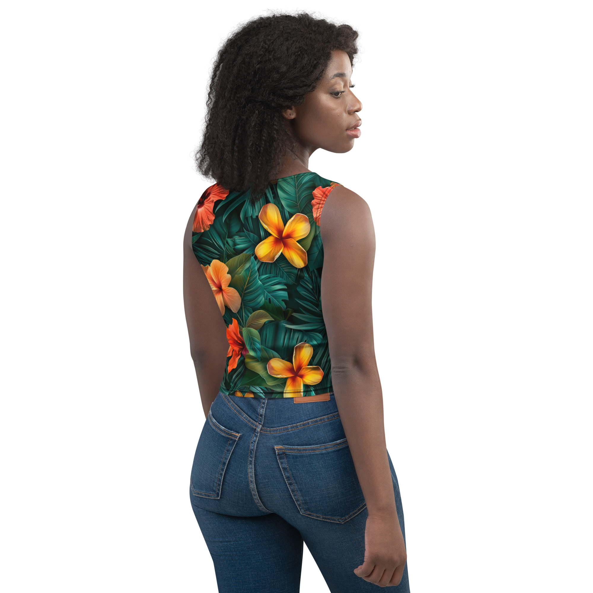 Mujer con camiseta corta Tropic – Heat de estampado floral tropical vibrante.