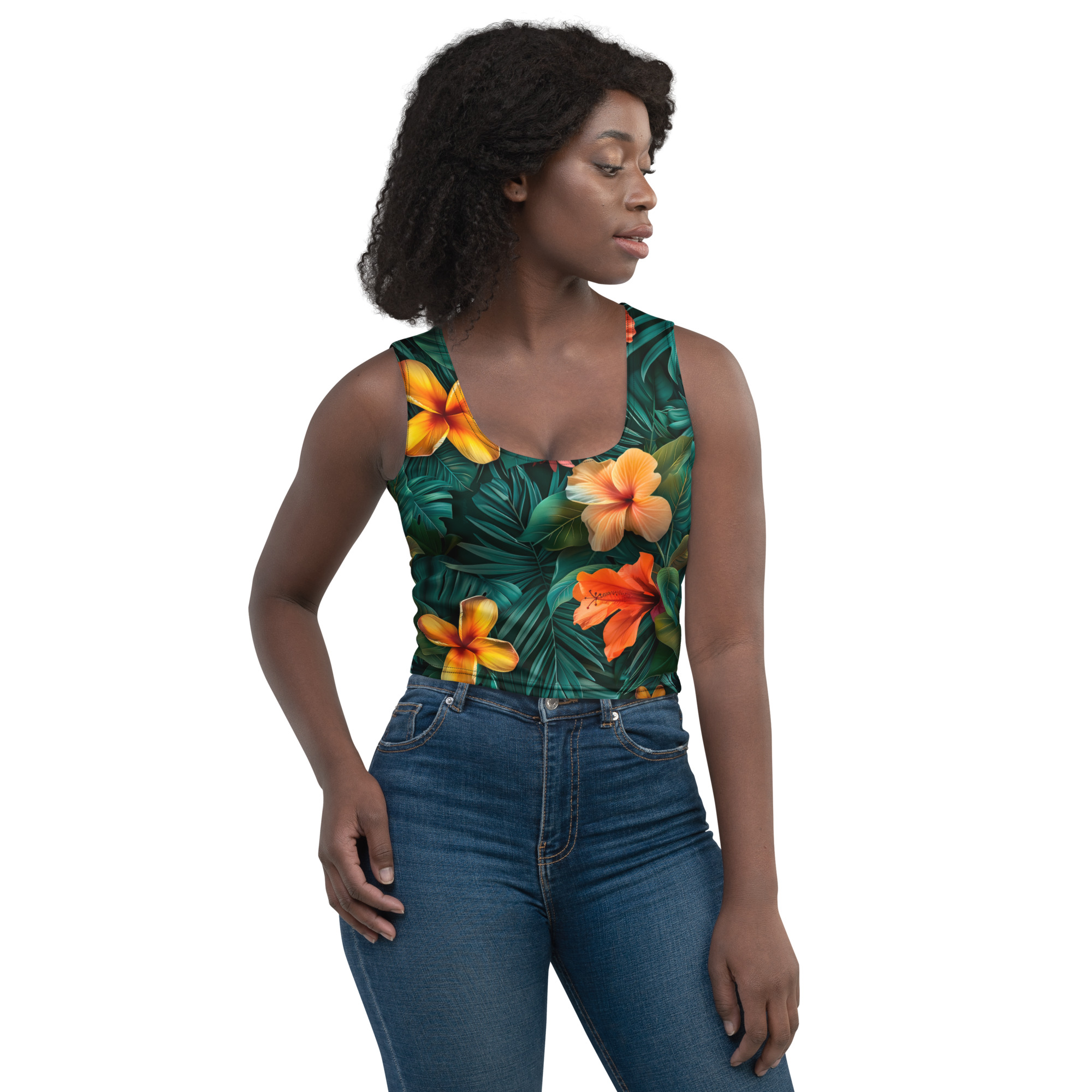 Mujer con camiseta corta Tropic – Heat de estampado floral tropical vibrante.