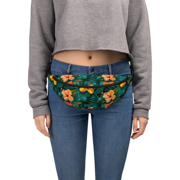 Riñonera floral tropical con estampado integral de hibiscos naranjas sobre fondo verde – colección Tropic Heat.