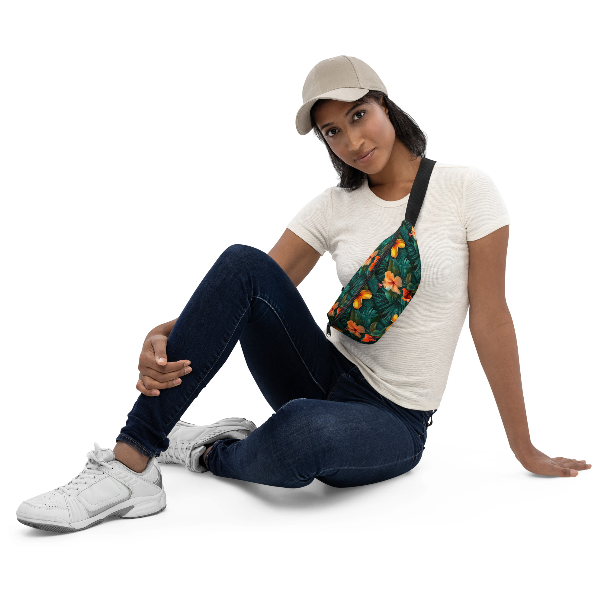Riñonera floral tropical con estampado integral de hibiscos naranjas sobre fondo verde – colección Tropic Heat.