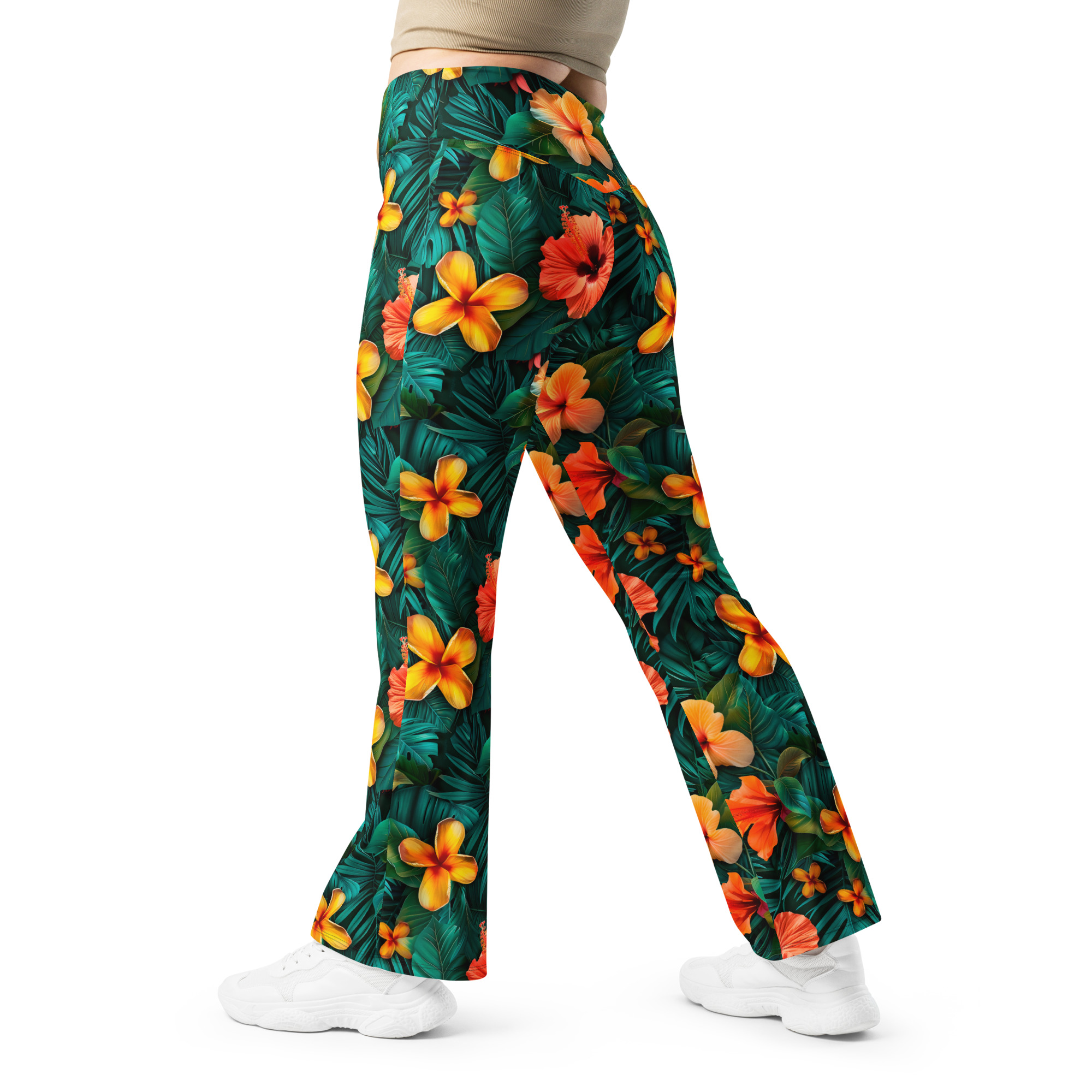 Mujer con leggins acampanados tropicales Tropic Heat – fondo oscuro, flores intensas
