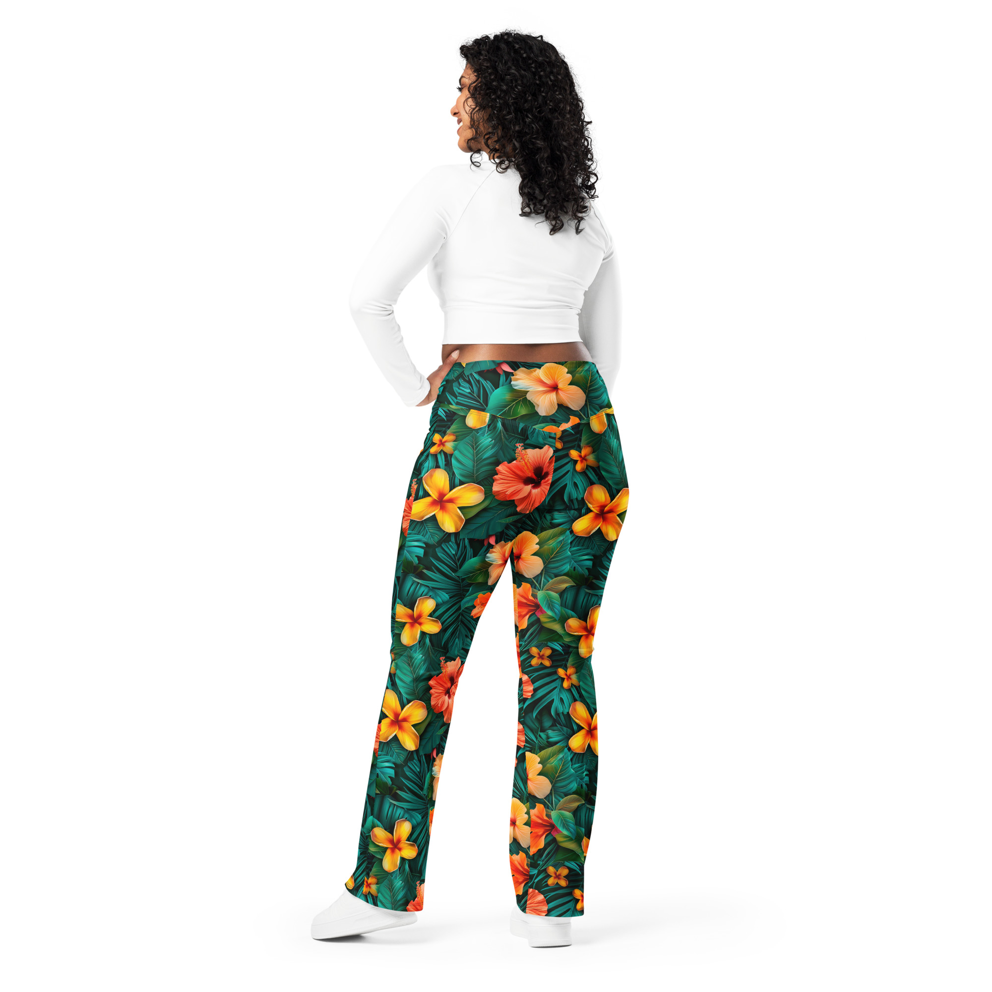 Mujer con leggins acampanados tropicales Tropic Heat – fondo oscuro, flores intensas