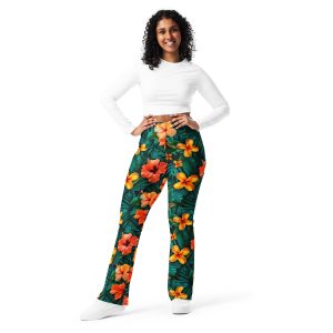 Mujer con leggins acampanados tropicales Tropic Heat – fondo oscuro, flores intensas