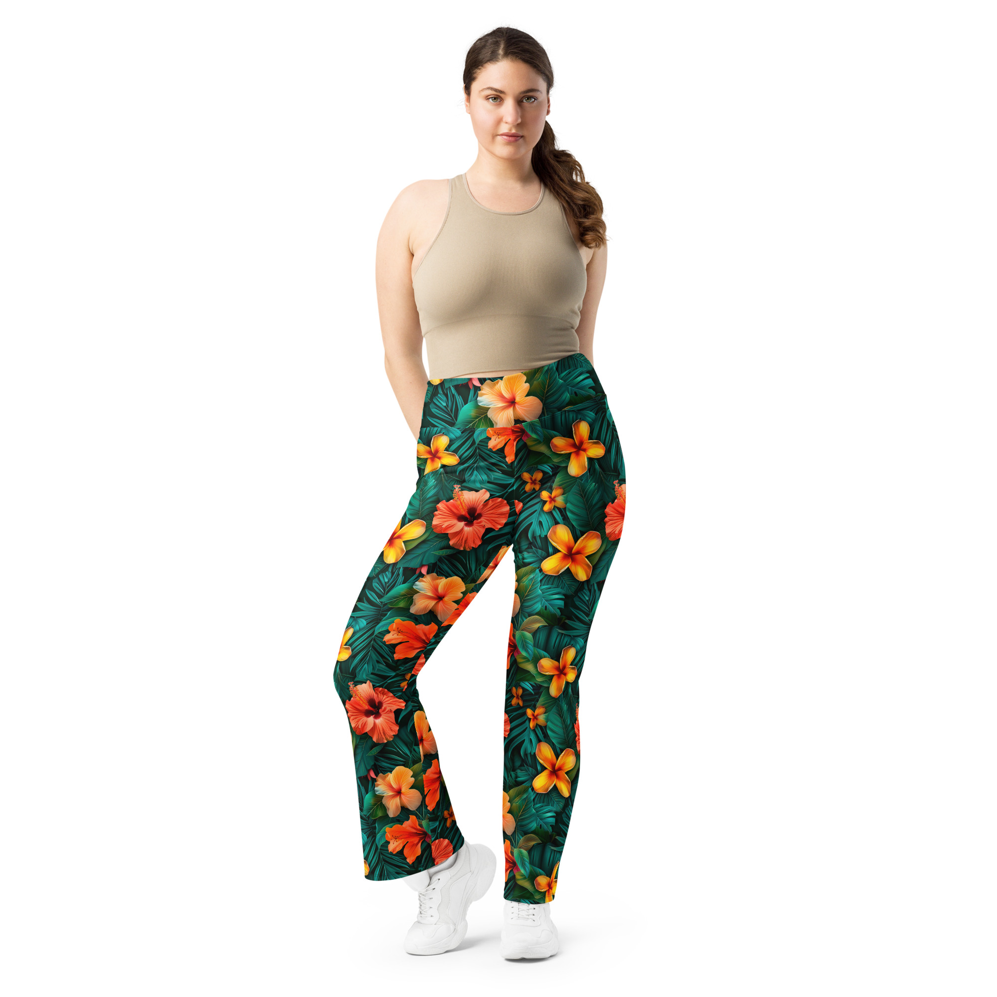 Mujer con leggins acampanados tropicales Tropic Heat – fondo oscuro, flores intensas