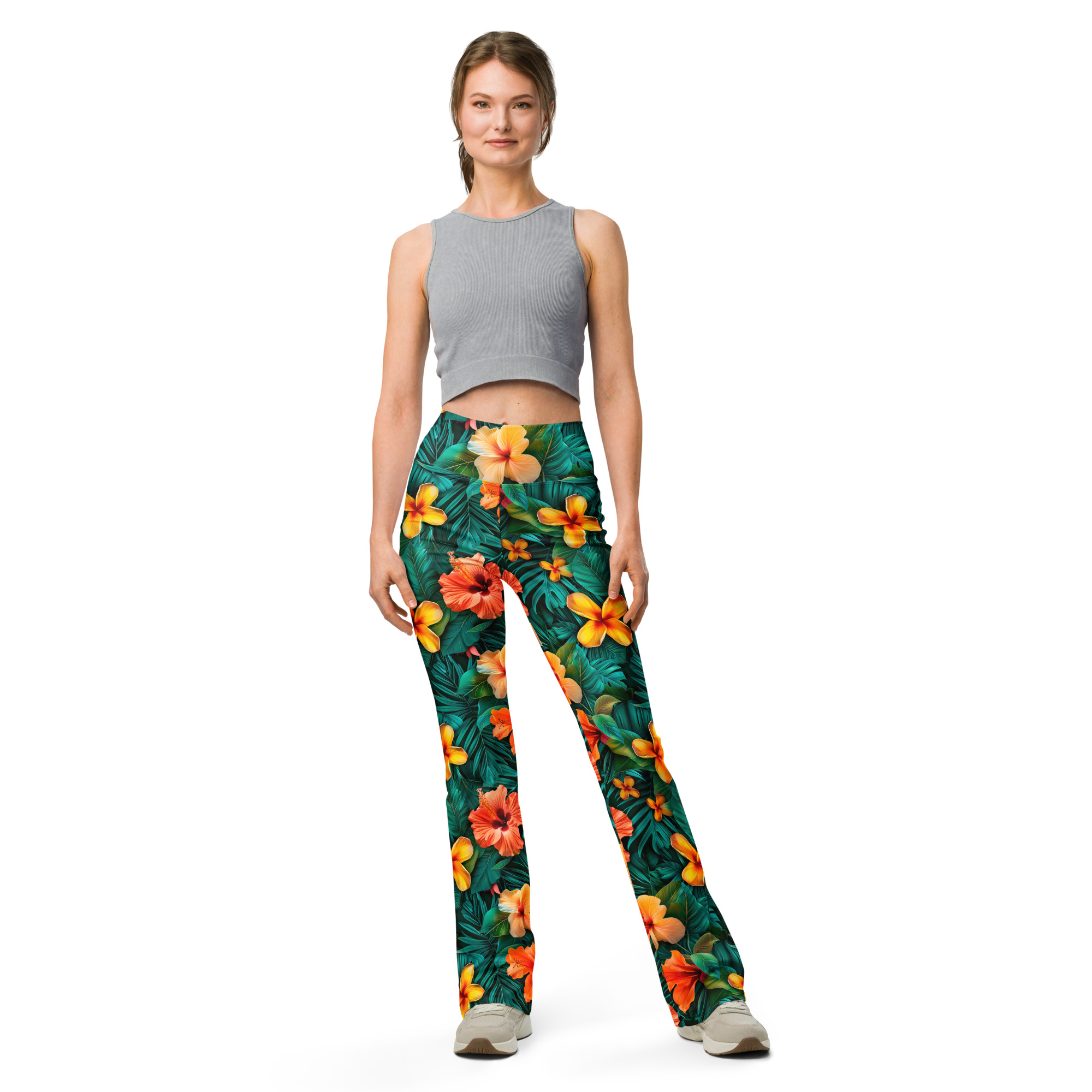 Mujer con leggins acampanados tropicales Tropic Heat – fondo oscuro, flores intensas