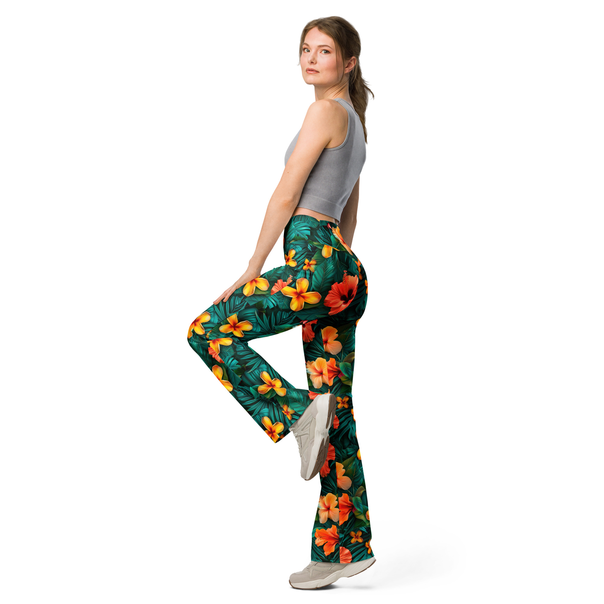 Mujer con leggins acampanados tropicales Tropic Heat – fondo oscuro, flores intensas
