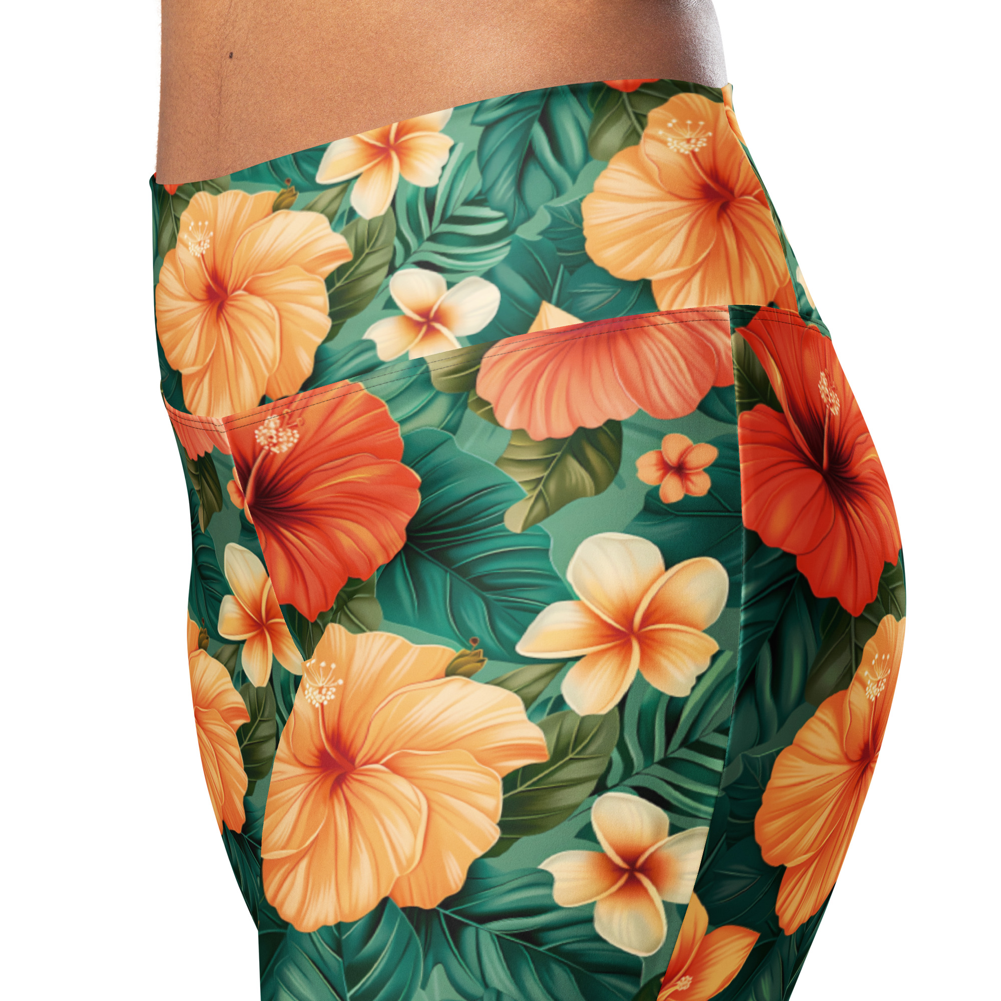 Mujer con leggins acampanados tropicales con flores hibisco rojas, naranjas y amarillas – colección Tropic – Heat.
