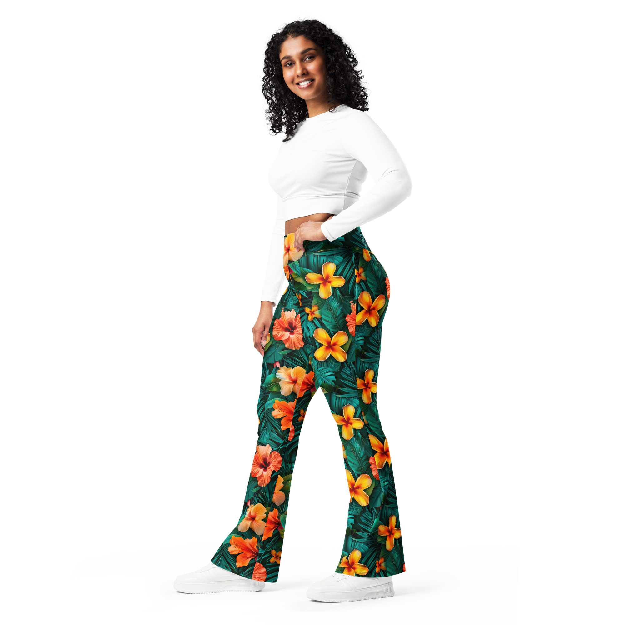 Mujer con leggins acampanados tropicales Tropic Heat – fondo oscuro, flores intensas