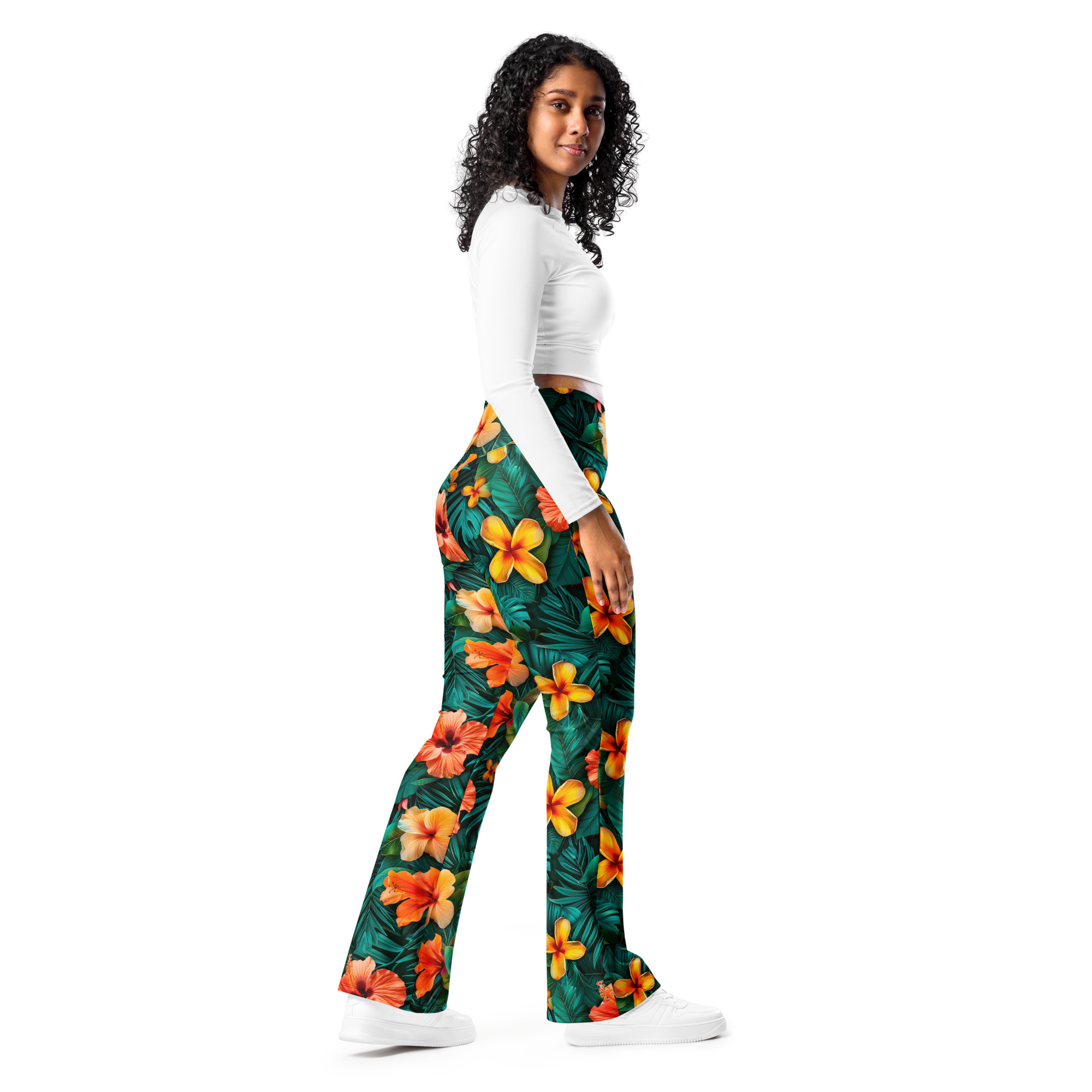 Mujer con leggins acampanados tropicales Tropic Heat – fondo oscuro, flores intensas