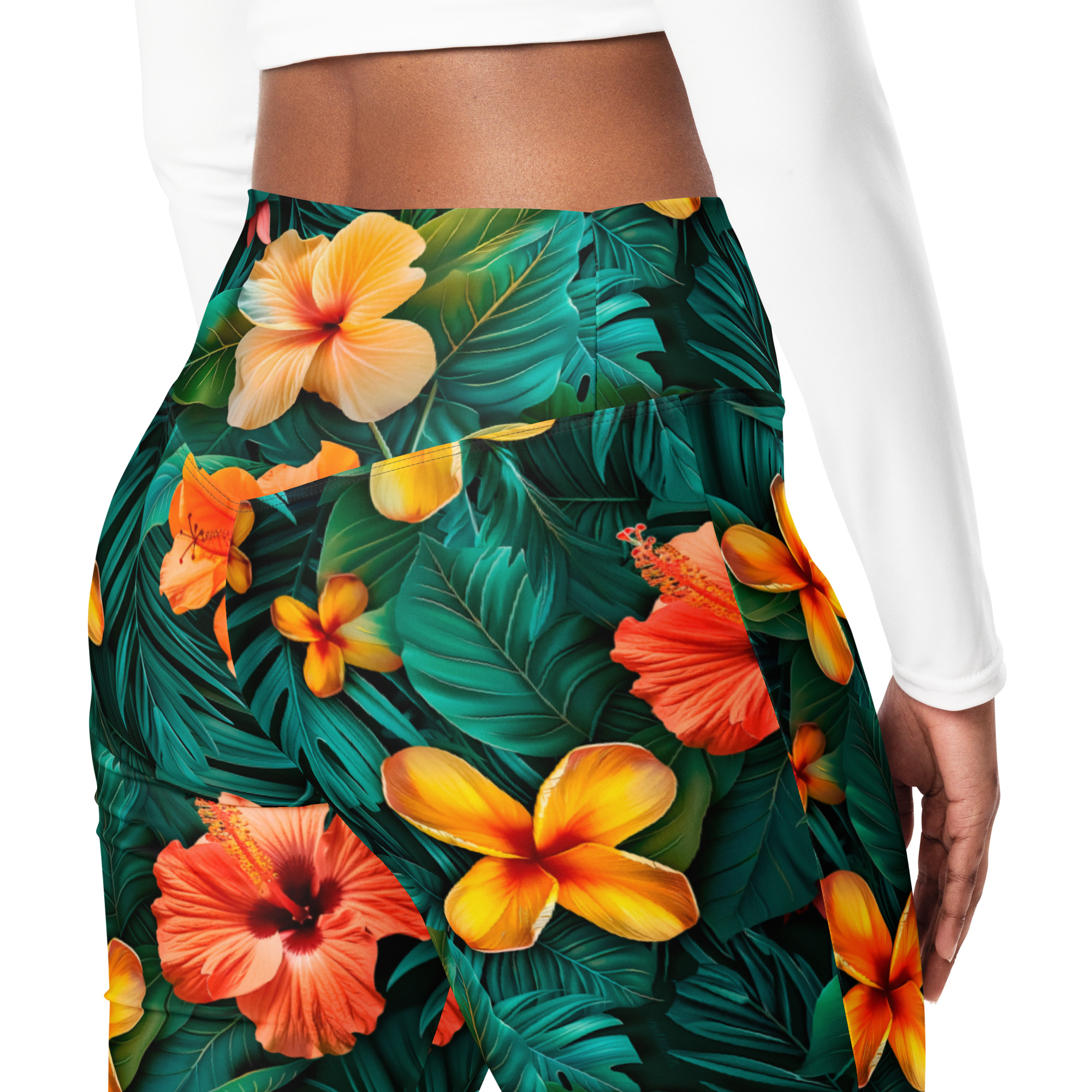 Mujer con leggins acampanados tropicales Tropic Heat – fondo oscuro, flores intensas