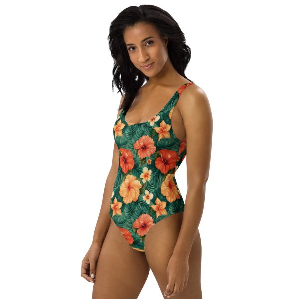 Mujer luciendo bañador floral tropical con fondo verde, ideal para playa o piscina
