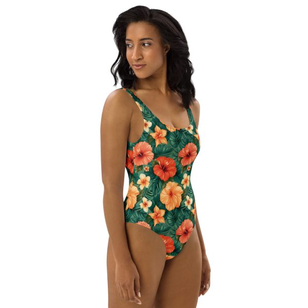 Mujer luciendo bañador floral tropical con fondo verde, ideal para playa o piscina