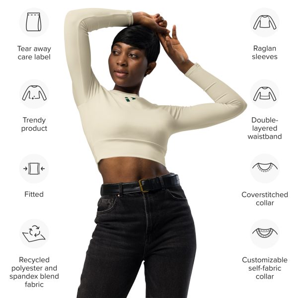 Modelo con crop top crema IP posando en fondo neutro con bikini beige. Look veraniego y minimalista.