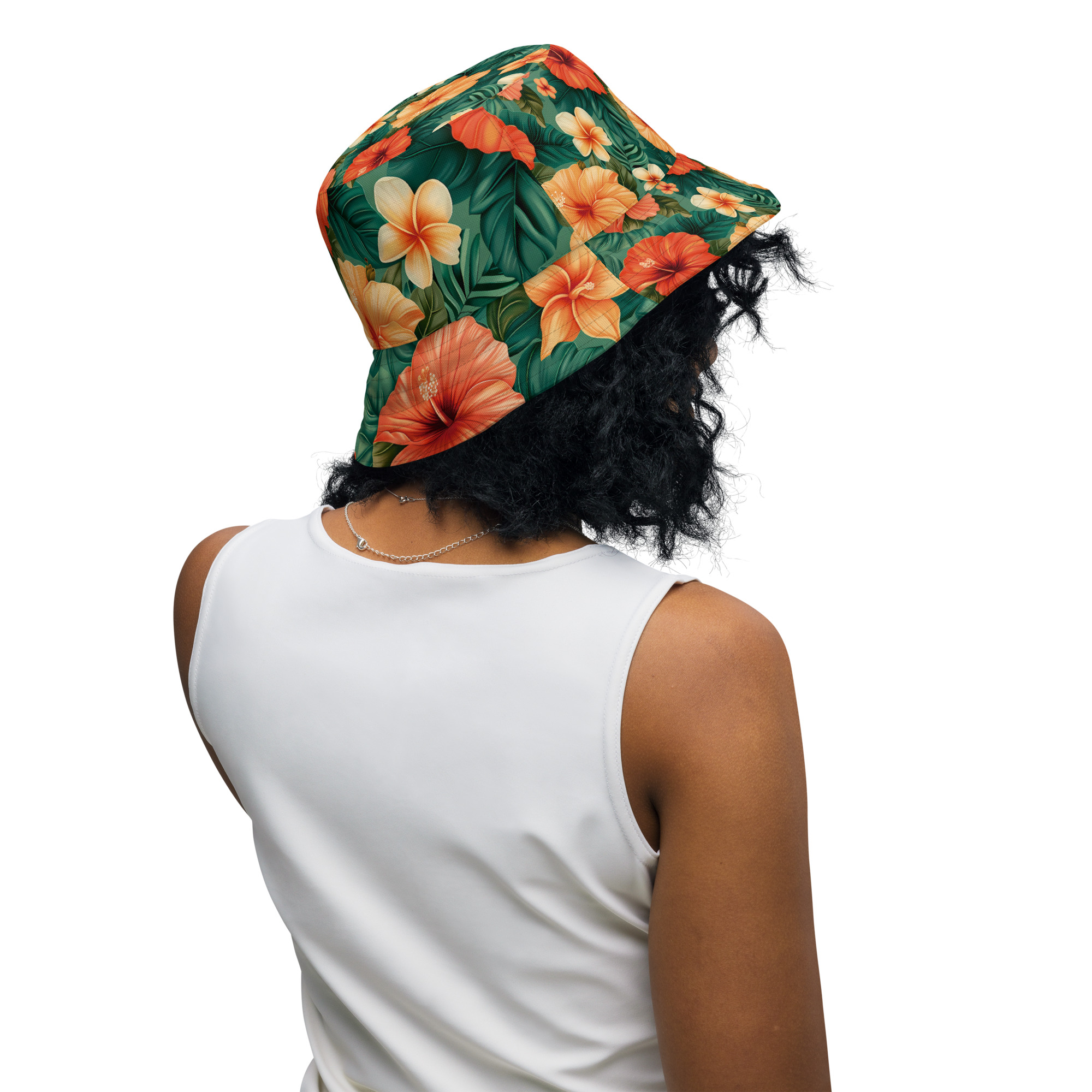 Mujer con gorro de pescador reversible floral tropical posando con gafas y top blanco – Colección Tropic – Heat