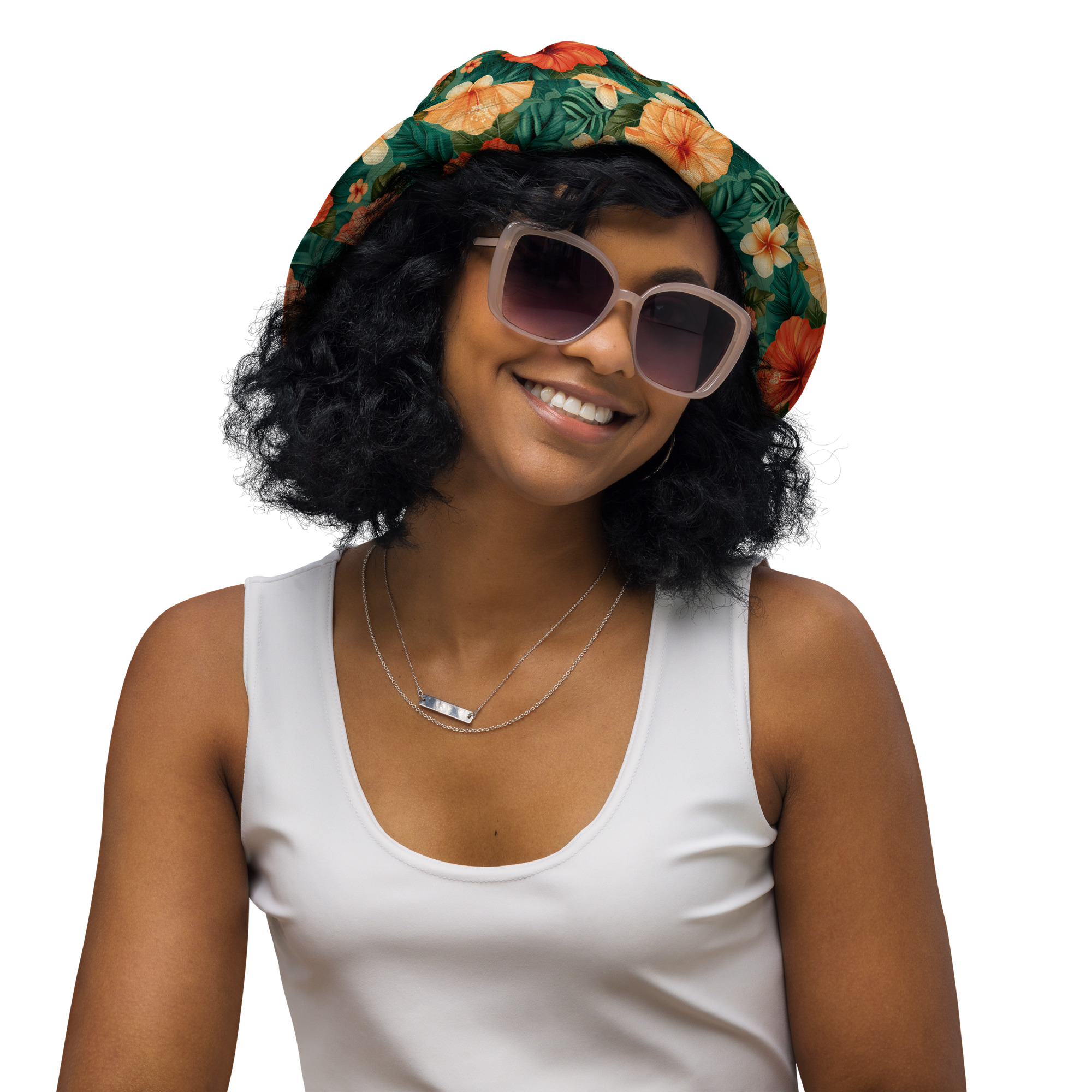 Mujer con gorro de pescador reversible floral tropical posando con gafas y top blanco – Colección Tropic – Heat