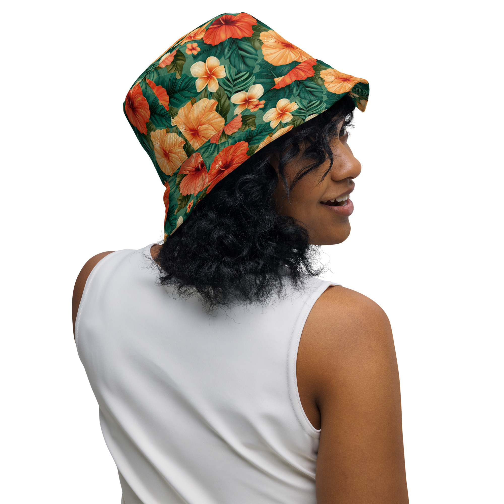Mujer con gorro de pescador reversible floral tropical posando con gafas y top blanco – Colección Tropic – Heat