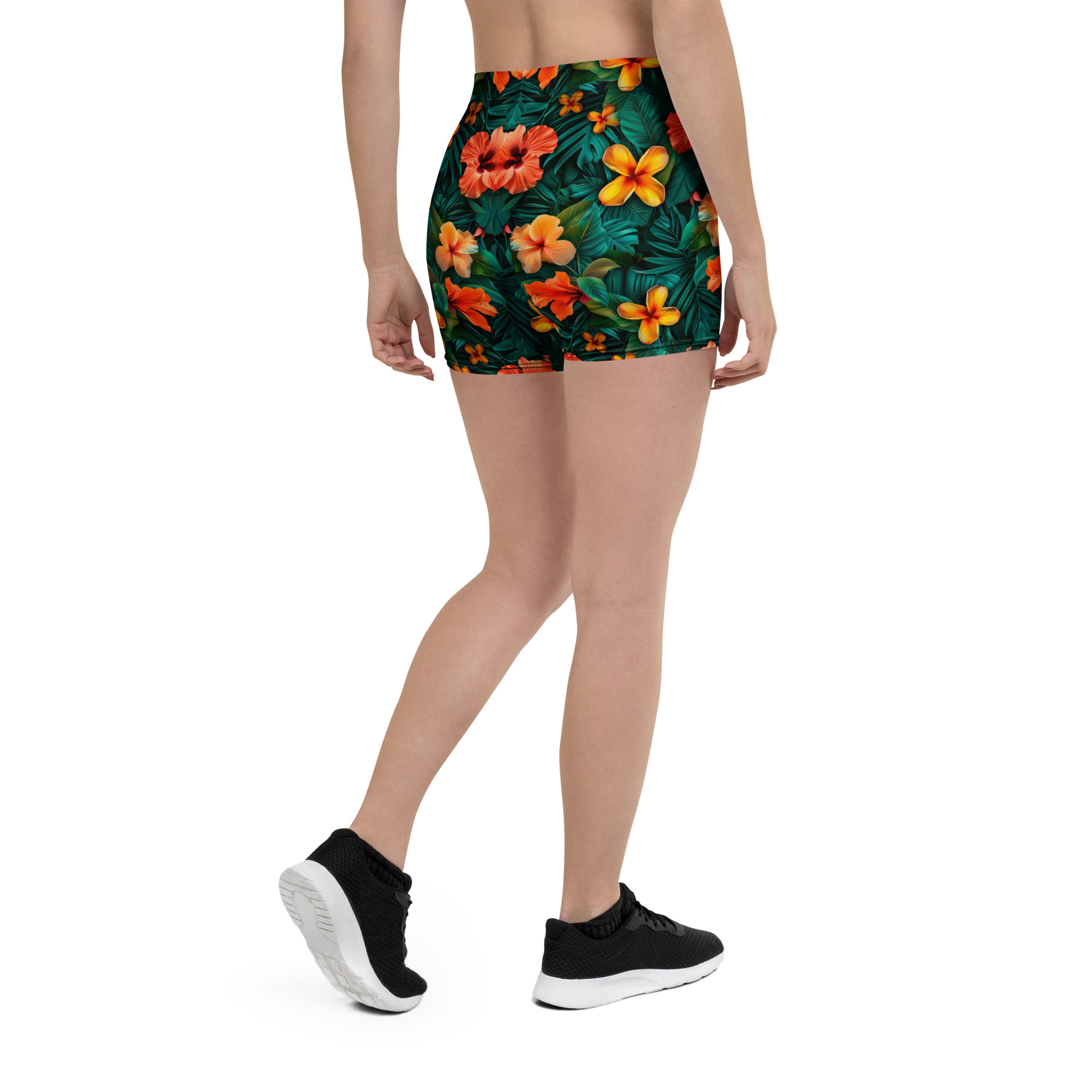 Shorts deportivos de mujer con estampado tropical floral en tonos cálidos y fondo verde, colección Tropic – Heat.