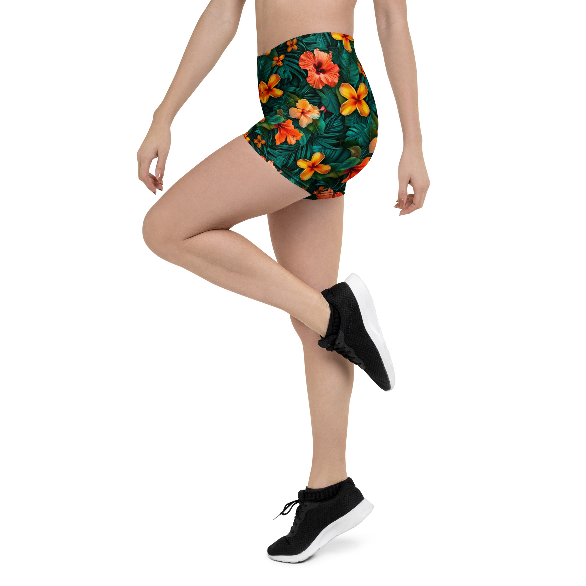 Shorts deportivos de mujer con estampado tropical floral en tonos cálidos y fondo verde, colección Tropic – Heat.