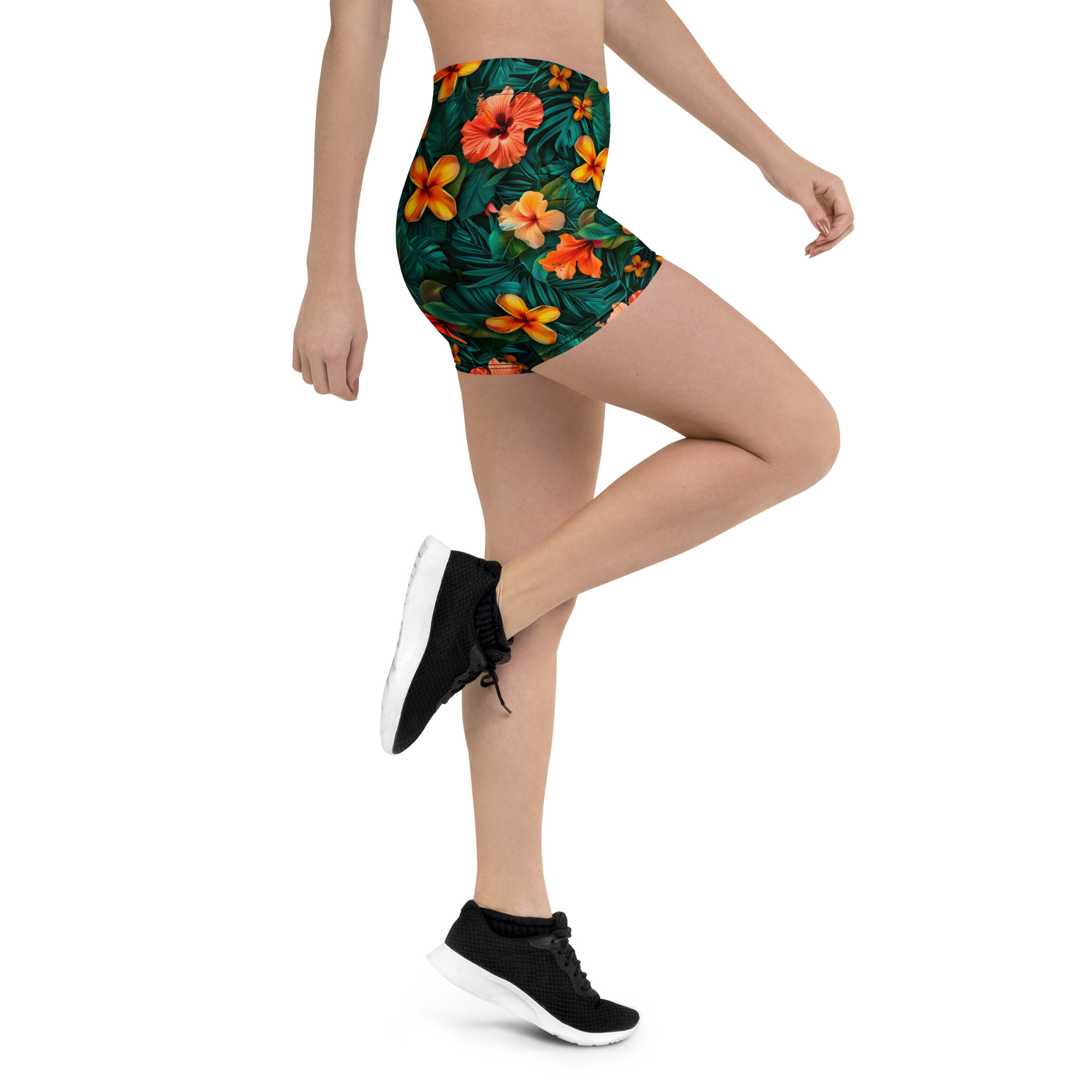 Shorts deportivos de mujer con estampado tropical floral en tonos cálidos y fondo verde, colección Tropic – Heat.