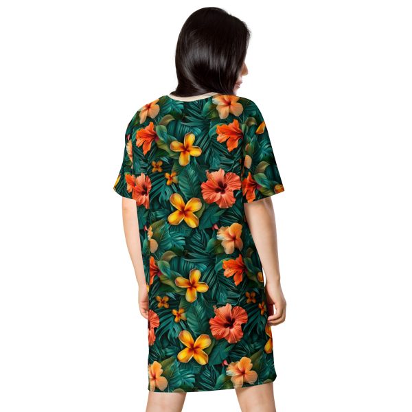Mujer con vestido oversize estampado tropical de la colección Tropic – Heat