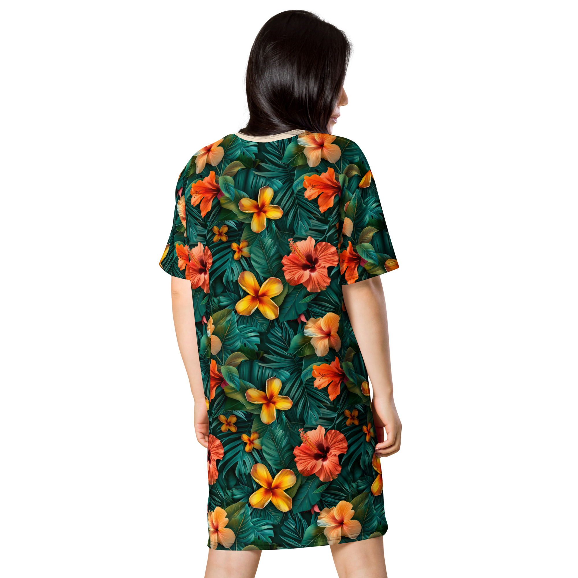 Mujer con vestido oversize estampado tropical de la colección Tropic – Heat