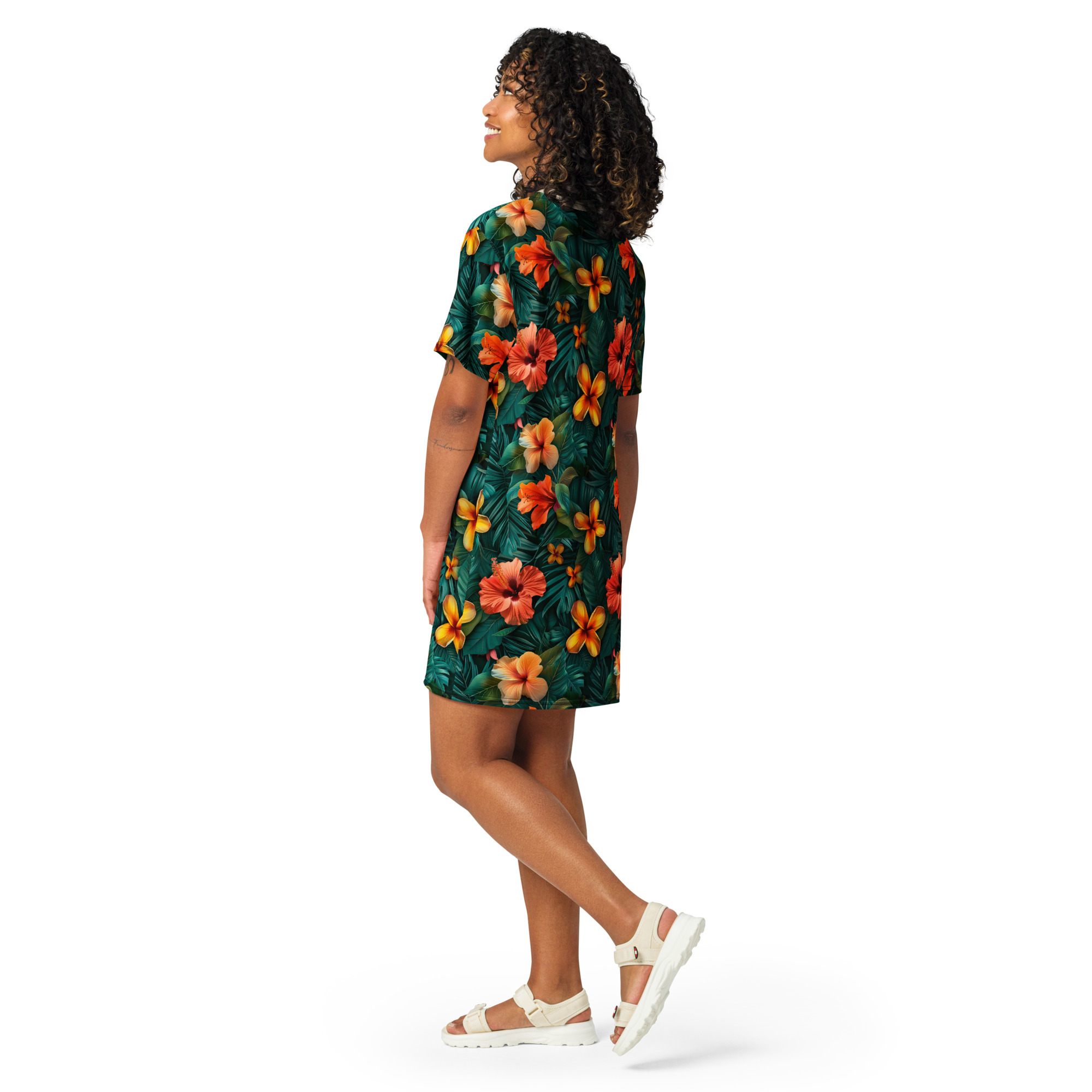 Mujer con vestido oversize estampado tropical de la colección Tropic – Heat