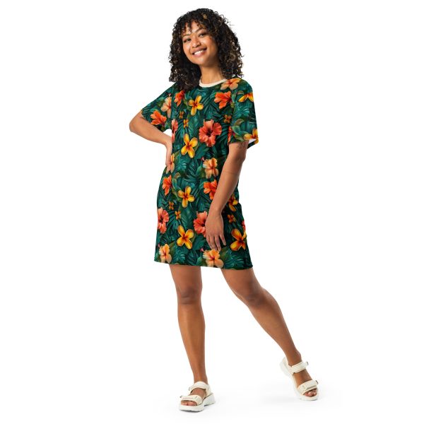 Mujer con vestido oversize estampado tropical de la colección Tropic – Heat