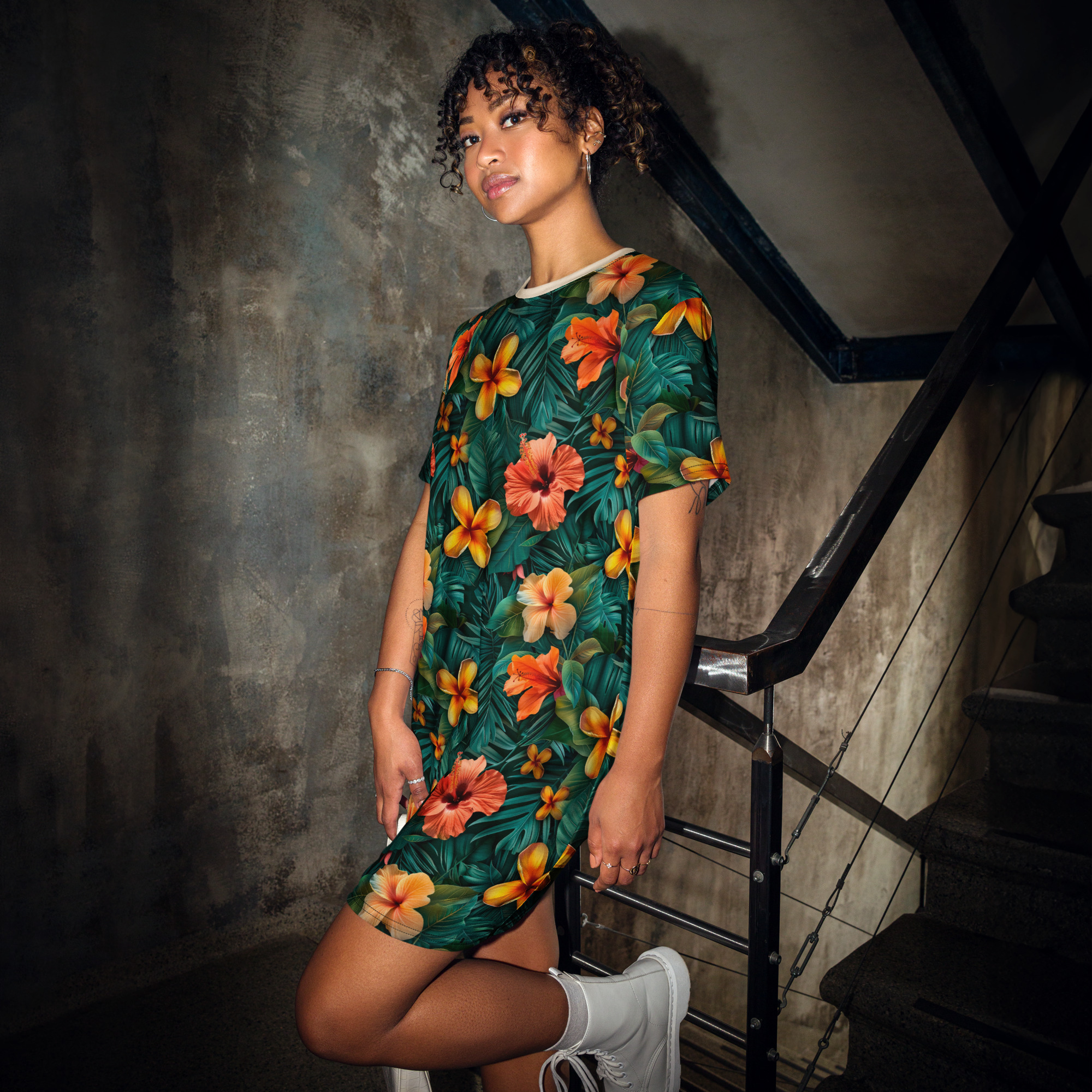 Mujer con vestido oversize estampado tropical de la colección Tropic – Heat