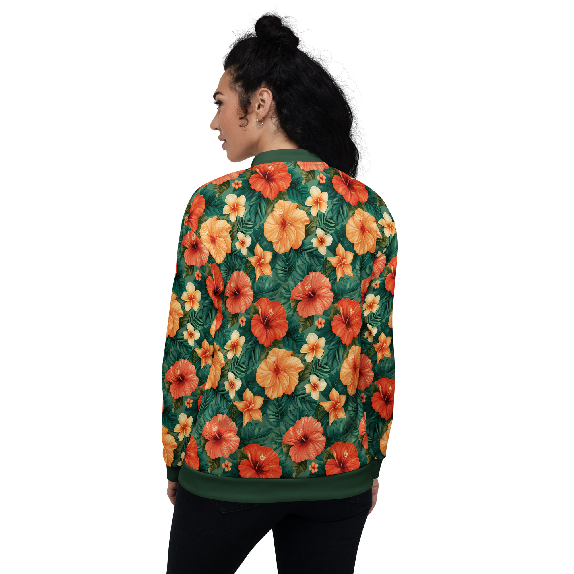 Mujer con chaqueta bomber tropical all-over print – diseño hibiscos naranjas y hojas verdes – colección Tropic Heat