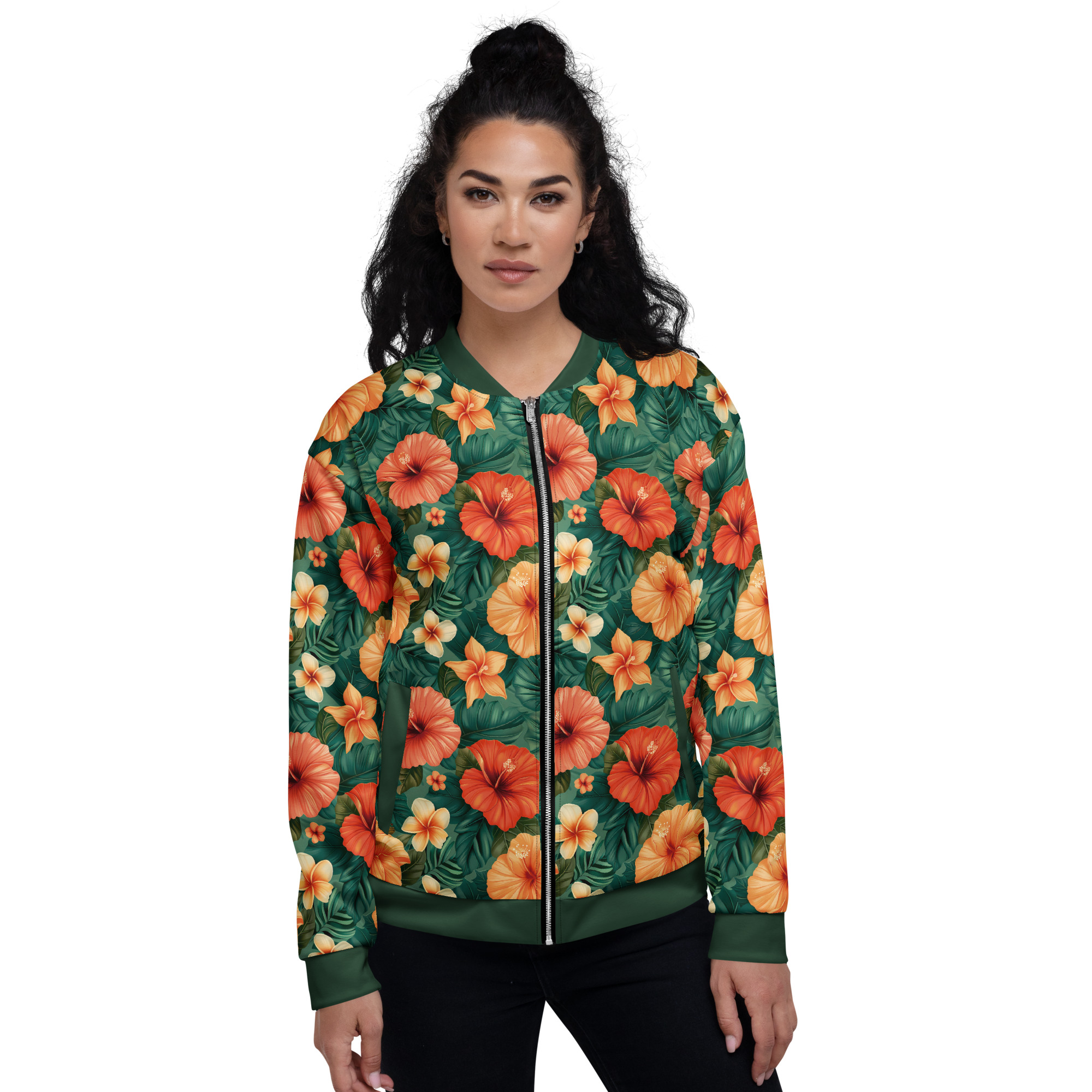 Mujer con chaqueta bomber tropical all-over print – diseño hibiscos naranjas y hojas verdes – colección Tropic Heat