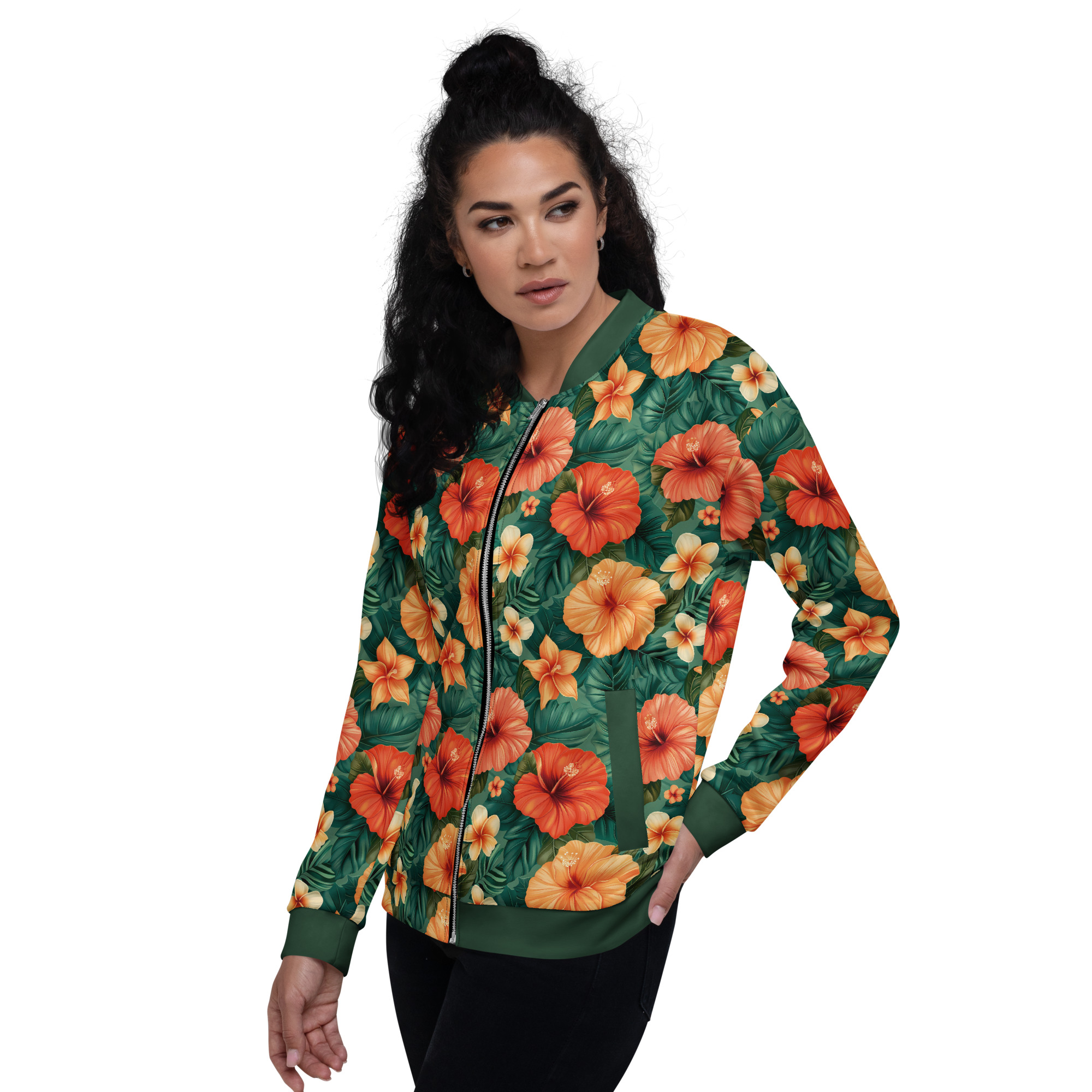 Mujer con chaqueta bomber tropical all-over print – diseño hibiscos naranjas y hojas verdes – colección Tropic Heat