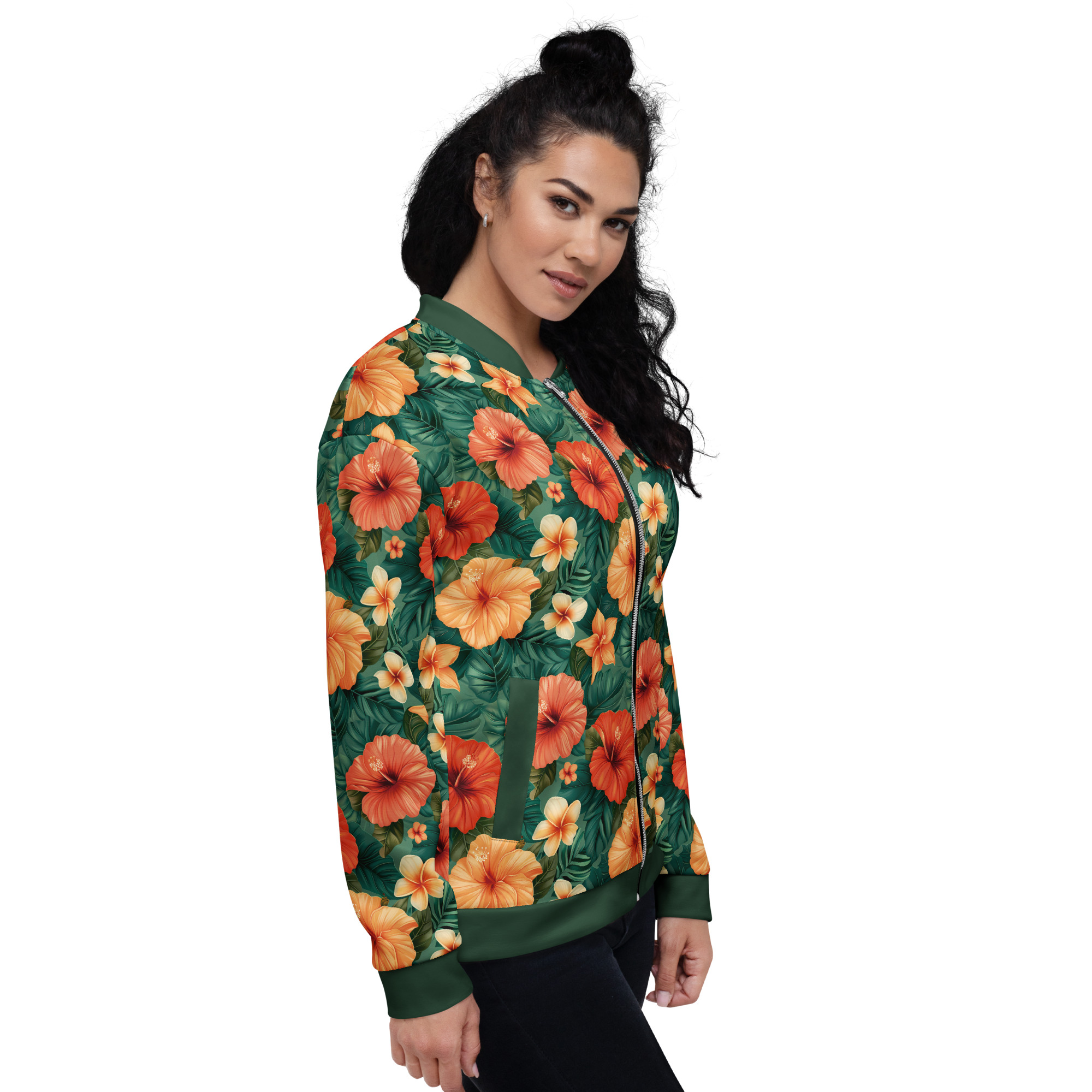 Mujer con chaqueta bomber tropical all-over print – diseño hibiscos naranjas y hojas verdes – colección Tropic Heat