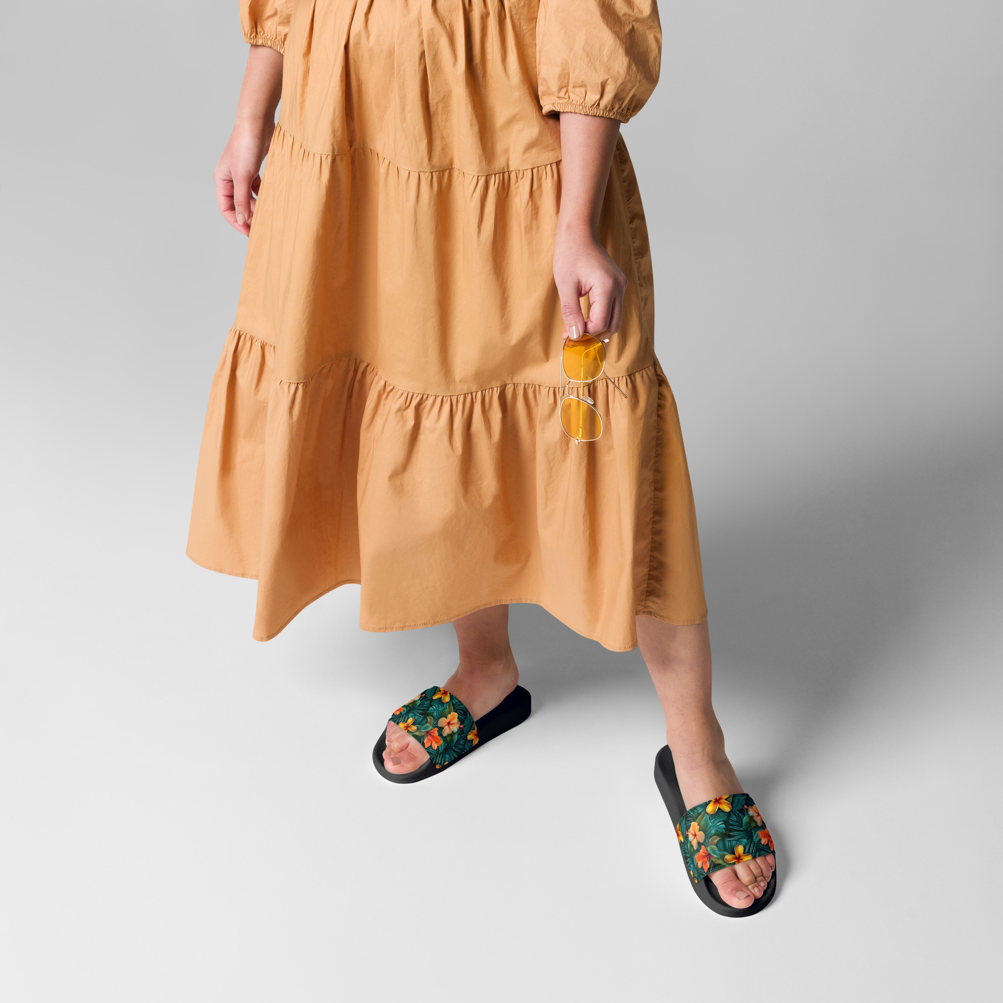 Sandalias negras con tira de flores tropicales naranjas y amarillas sobre fondo verde – colección Tropic – Heat.
