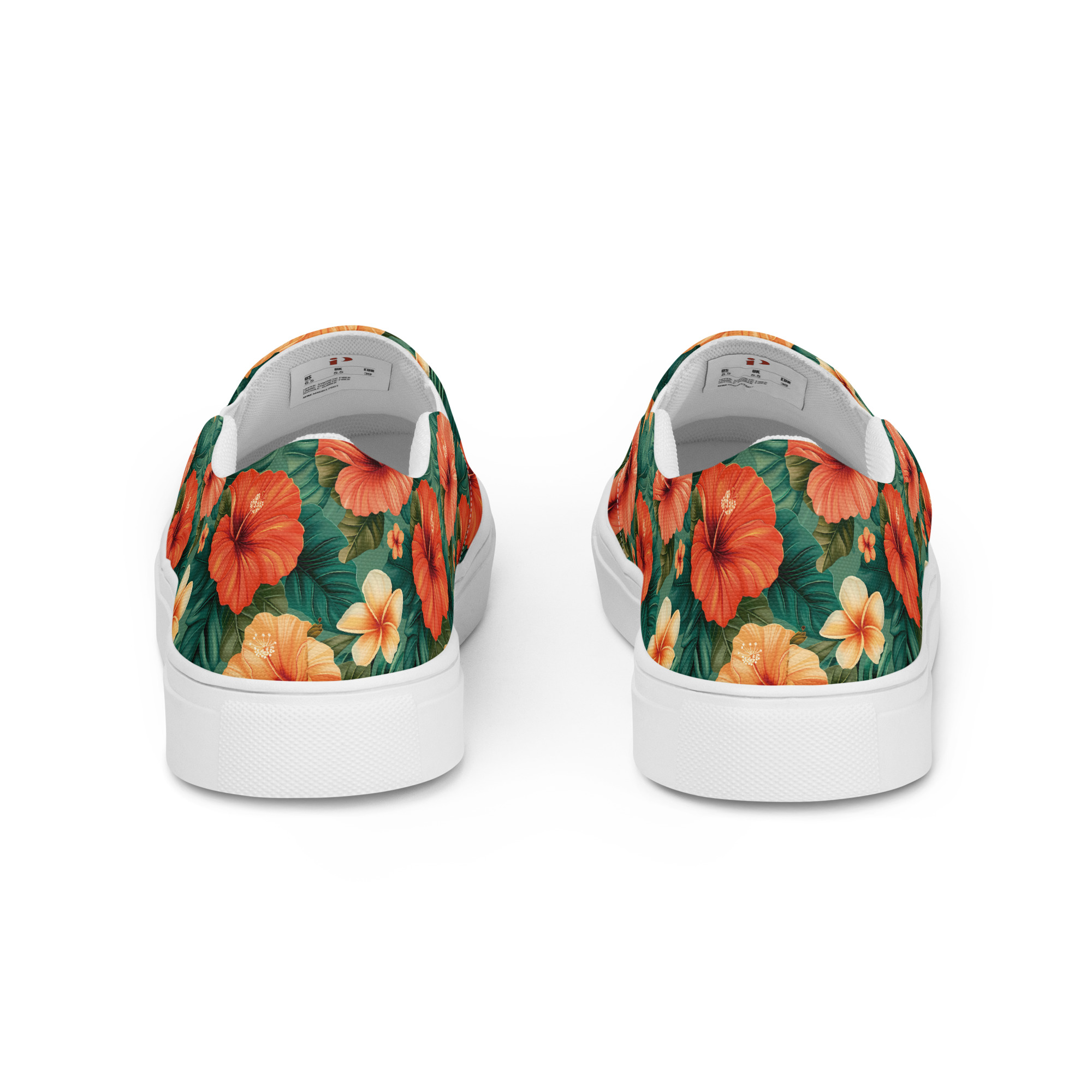 Zapatillas sin cordones con flores hibisco rojas y naranjas sobre fondo verde, combinadas con vaqueros – colección Tropic – Heat.