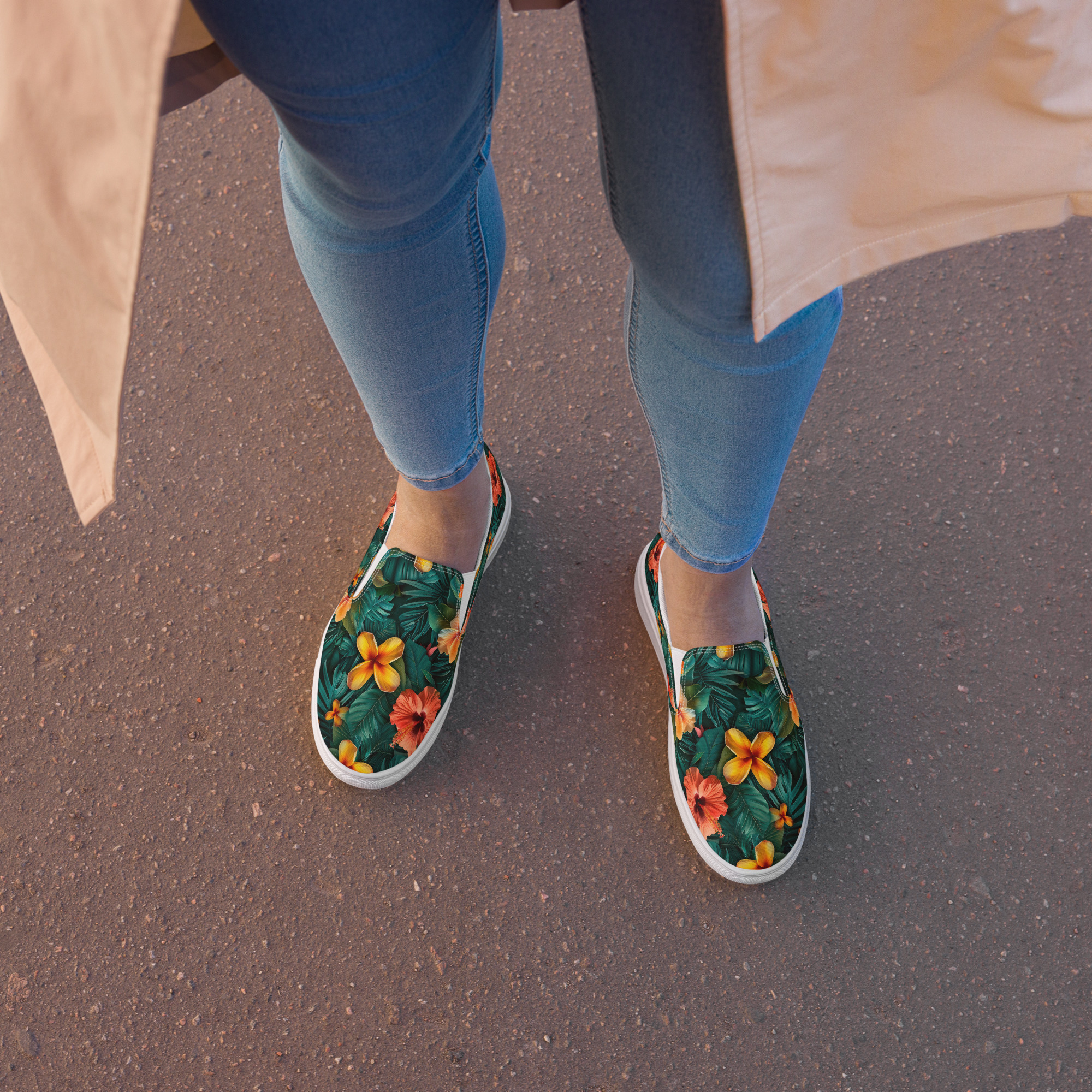 Zapatillas sin cordones con flores tropicales naranjas y amarillas sobre fondo verde selvático – colección Tropic – Heat.