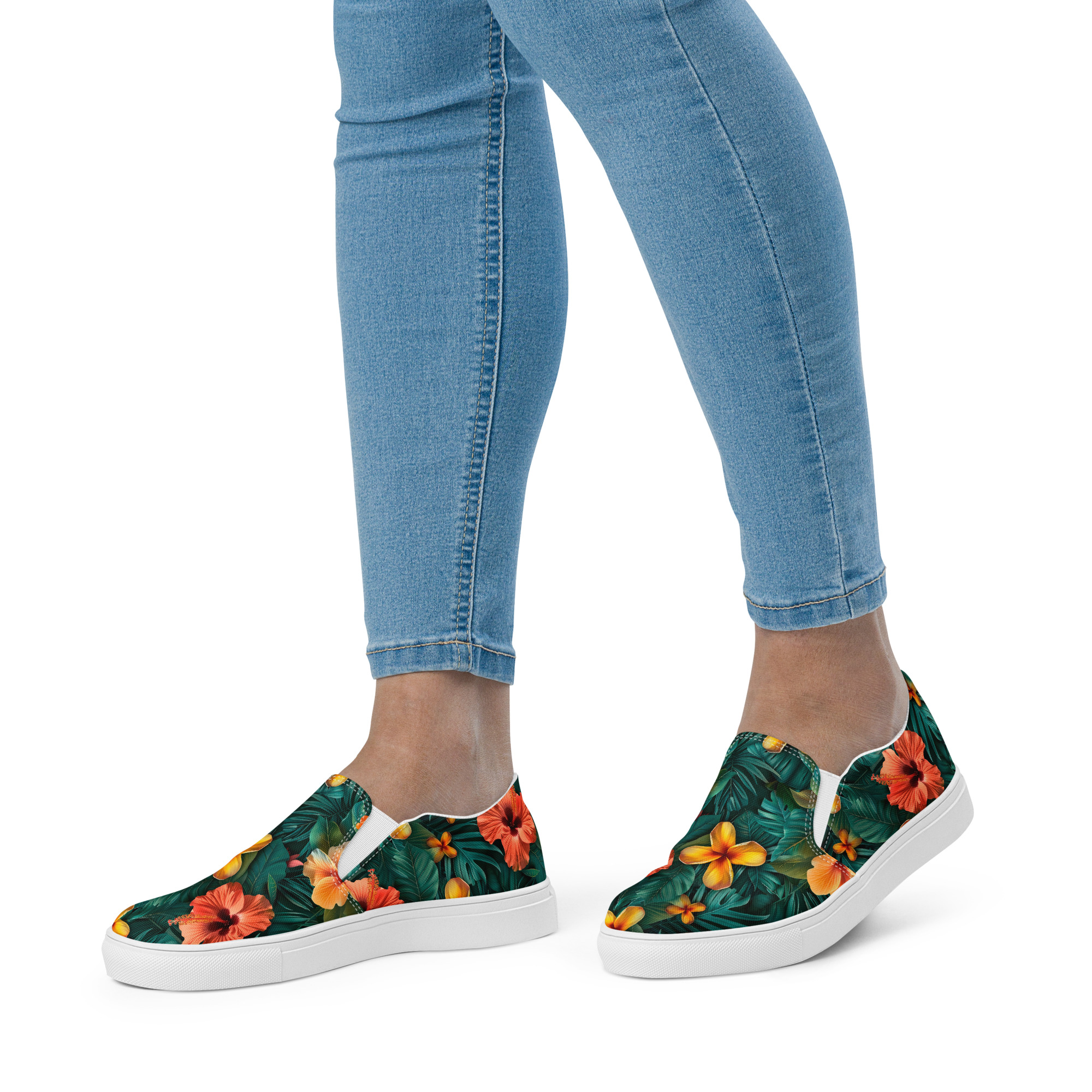 Zapatillas sin cordones con flores tropicales naranjas y amarillas sobre fondo verde selvático – colección Tropic – Heat.