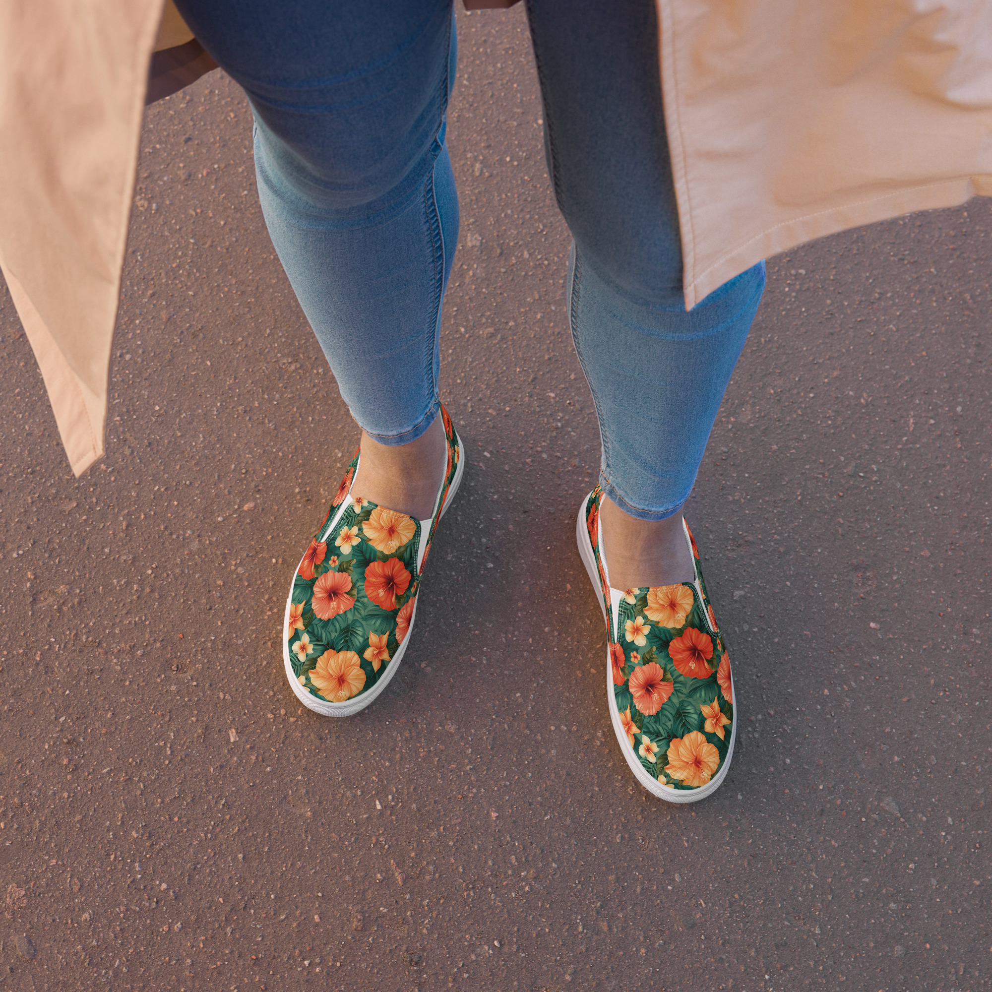 Zapatillas sin cordones con flores hibisco rojas y naranjas sobre fondo verde, combinadas con vaqueros – colección Tropic – Heat.