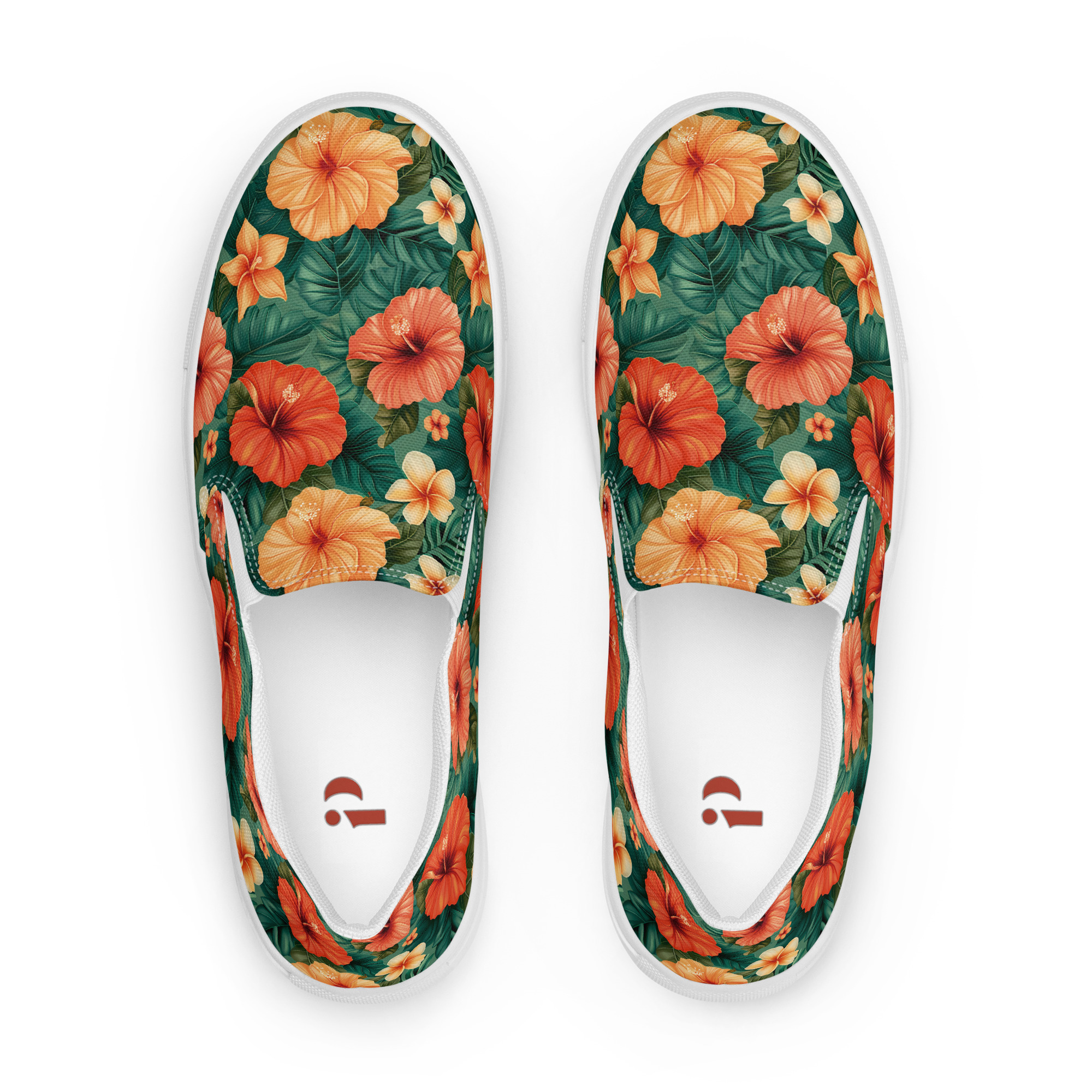 Zapatillas sin cordones con flores hibisco rojas y naranjas sobre fondo verde, combinadas con vaqueros – colección Tropic – Heat.