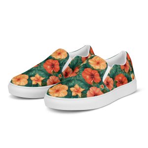 Zapatillas sin cordones con flores hibisco rojas y naranjas sobre fondo verde, combinadas con vaqueros – colección Tropic – Heat.